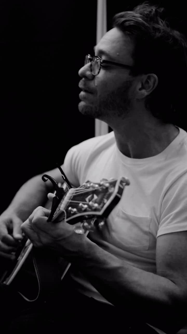 エイモス・リーのインスタグラム：「Sharing an acoustic clip of “Greenville” from the upcoming album Honeysuckle Switches (The Songs of Lucinda Williams) out November 24th. Pre-save now - link in bio.  🎥 @bfluke」