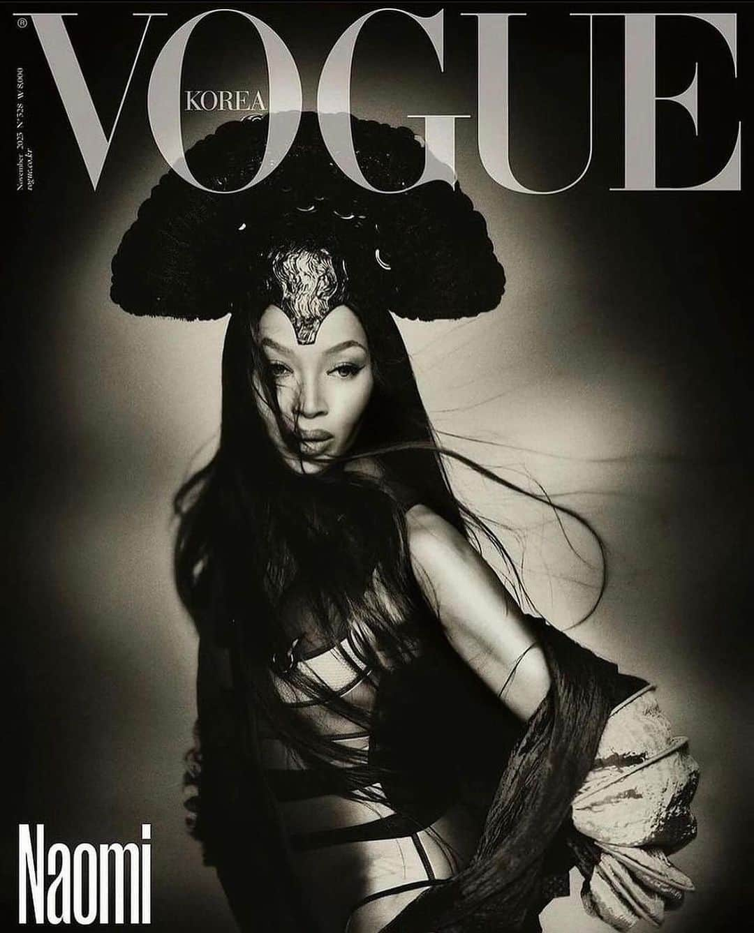 ナオミ・キャンベルさんのインスタグラム写真 - (ナオミ・キャンベルInstagram)「Thank you @voguekorea , #november #23 Seoul is  in my ❤️ Maria @i_am_dermaria  Photography • @chogiseok Fashion Director • @ Talent • @naomi Hair • @eugenesouleiman Makeup • @paintedbyesther Manicure • @michelleclassnails Braider • @coleunique1hair Set Design • @lydiaaachan Casting • @bertmartirosyan Executive Production • @visualpark_creative @woori_b_paris  Production • @shinyprojects @perspective.management @richardhabberley   “서울, 대한민국은 제가 가장 좋아하는 장소 중 하나에요. 11월호 커버를 장식할 수 있어서 정말 행복해요. 이 꿈을 이루어 주셔서 @voguekorea 에게 감사합니다. 🇰🇷❤🙏🏾️” #korea #culture」10月27日 2時24分 - naomi