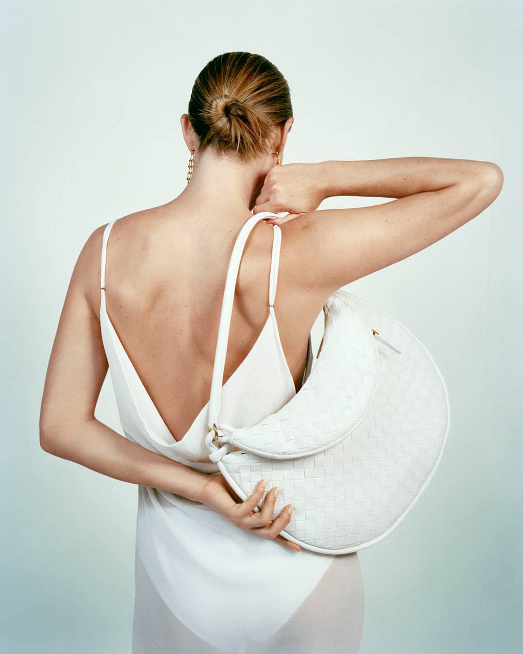 ネッタポルテのインスタグラム：「BAG AN ICON: Presenting #BottegaVeneta 'Gemelli’ bag and more ultra-coveted accessories that are not to be missed.  Tap the link in bio to shop at #NETAPORTER.」