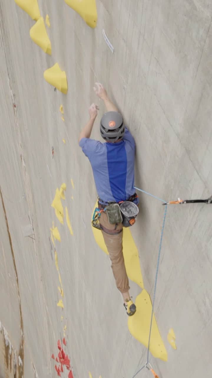 ヤコブ・シューベルトのインスタグラム：「Run and jump 150 meters above the ground, not something you do everyday 😄 Video by @redbulladventure during our first ascent of the 220 meter high Verzasca Dam. #RedBullDualAscent  • • @mammut_swiss1862 @gloryfy_unbreakable @raiffeisentirol @subaru_austria @lasportivagram @thecrag_worldwide  #climbing #multipitch #sportsvideo #extreme #dyno」