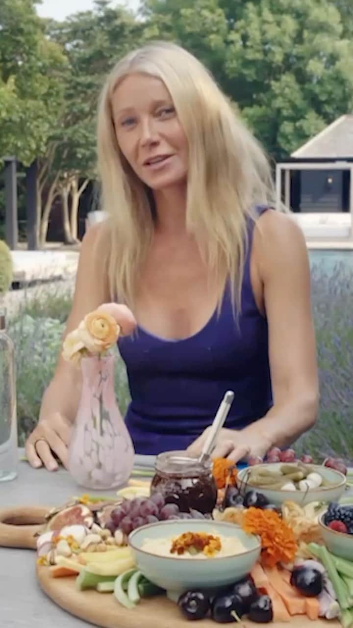 グウィネス・パルトローのインスタグラム：「What does @gwynethpaltrow think about cheese boards? How about her biggest surprise about motherhood? On a new episode of #73Questions, in celebration of @goop’s 15th anniversary, Vogue pays a visit to the star’s Amagansett home to pick her brain—and her garden!—about all things entertaining, motherhood, and life. Plus, a lesson in how to quiet the mind. Tap the link in our bio to watch the full episode. @gwynethpaltrow Director: @hellojoesabia DP: @brandoncolewidener Editors: @evan.allan, @__katiewolford__ Producer: @jerocchi AC: @sharpysharpsharps Gaffer: @arridp Grip: @litbydave Audio: @brez0n Hair Stylist: @davidvoncannon Makeup Artist: @francelledaly Stylist: @elizabethsaltzman」