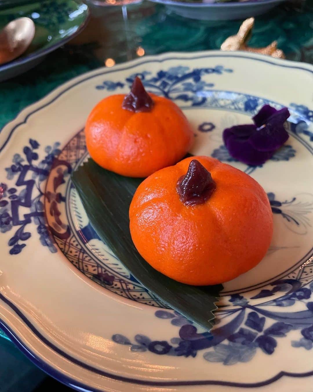 カイル・マクラクランのインスタグラム：「As long as those pumpkins...are freshly squeezed. Bon appétit. 🎃🍴 #NationalPumpkinDay」