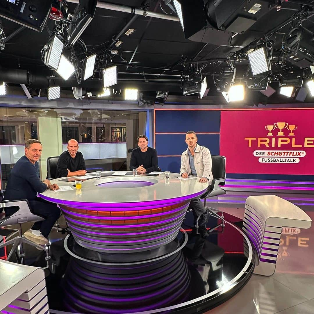 ローマン・ヴァイデンフェラーのインスタグラム：「Premiere von „Triple - Der @schuettflix Fußballtalk“ ! Danke an die Runde und an Euch, es hat großen Spaß gemacht! @skysportde @mehmetschollofficial @romanweidenfeller #HorstHeldt」