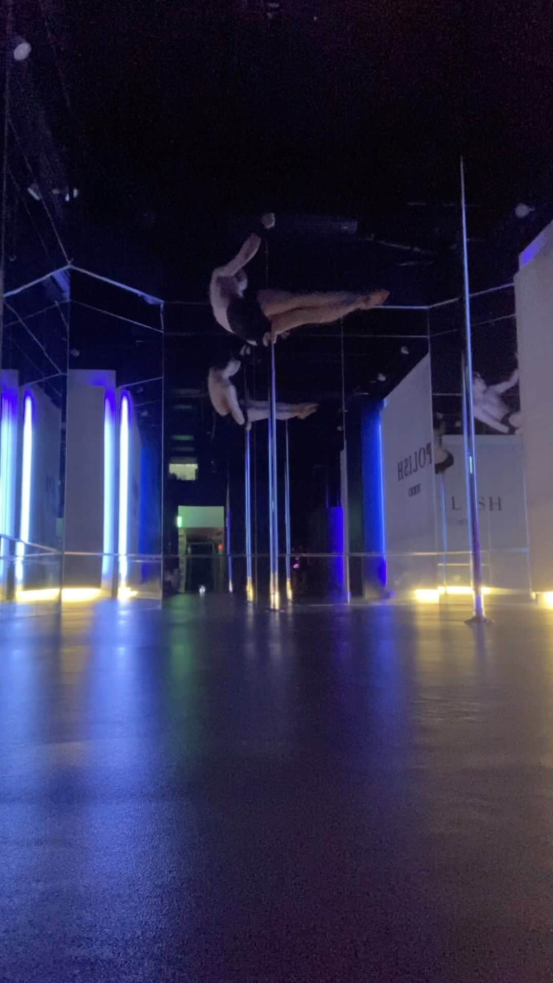 NISHIOのインスタグラム：「🎹🌃 . . . . . #dance #dancer #performance #performer #polemove #pdspincombo #poledancemotivation #polelove #spinning #poletrick #persona #noa #pop #japan #japanese #tokyo #東京 #roppongi #六本木 #polish #ポールダンス #poledance #ダンス #トレーニング #ポールダンサー #ポールダンス初心者 #carnival #burlesque #cabaret」