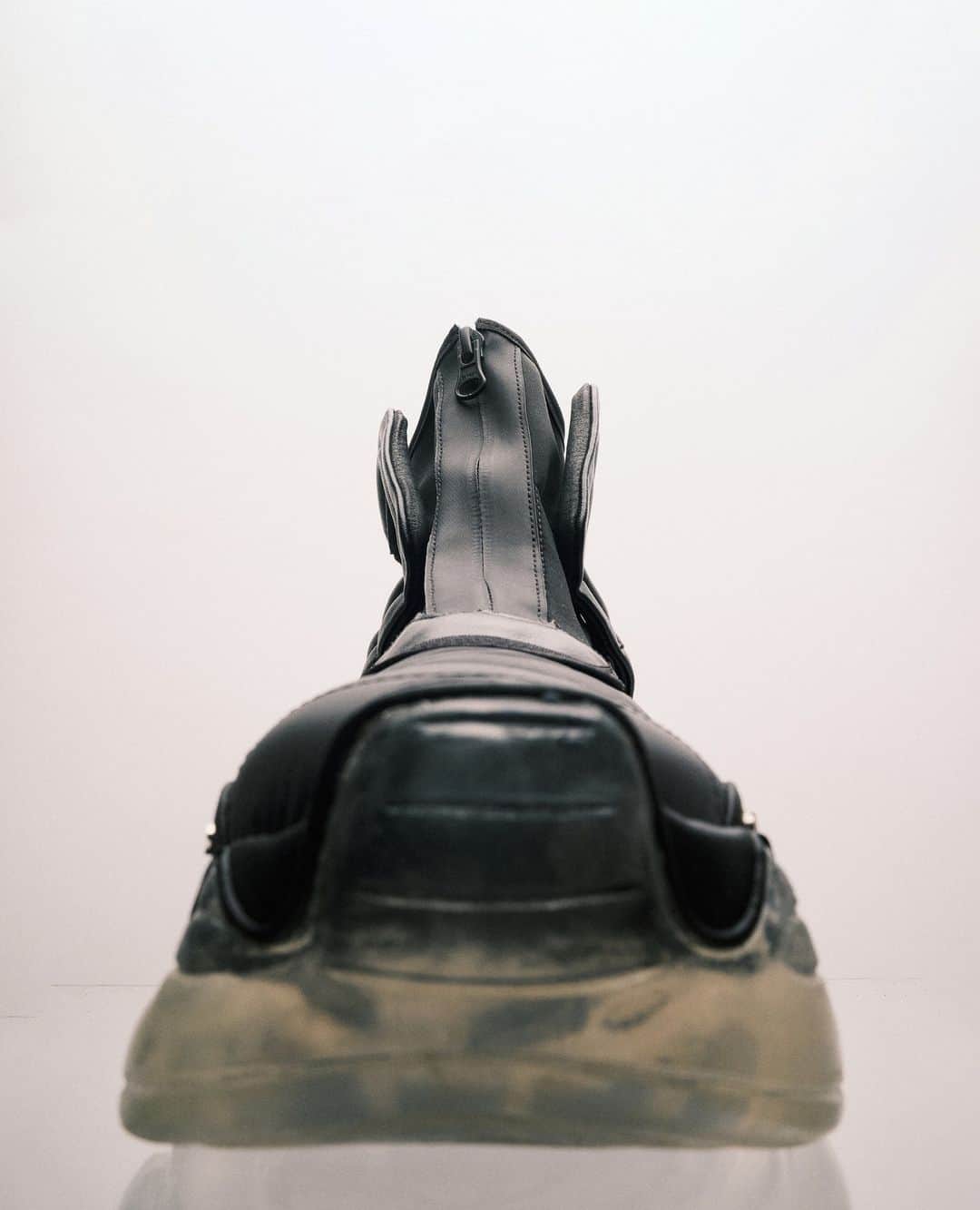 スウェアのインスタグラム：「Up close and personal with our iconic Fatalis.⁠ ⁠ Zip up or down?」