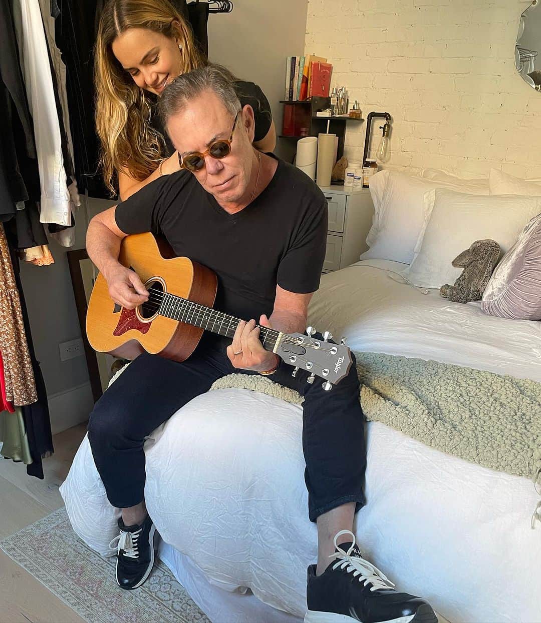 ガブリエル・アンウォーのインスタグラム：「At @paisleyverea tiny space making music with @shareefmalnik Beautiful Day in NYC」