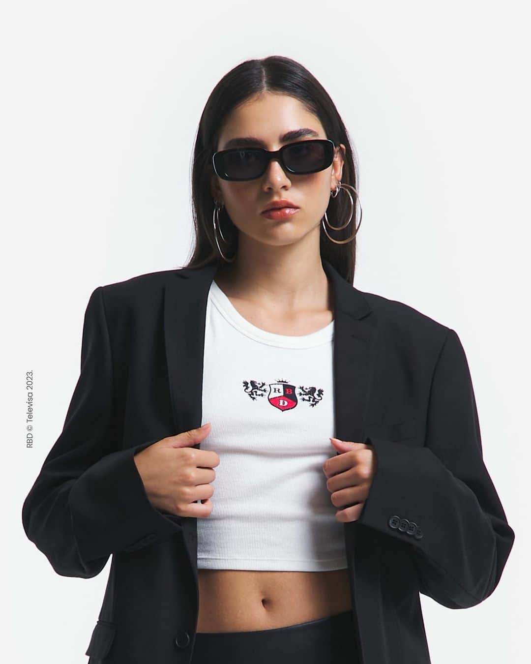 ロジャス・レナーのインスタグラム：「Rebelde y muy fashionista. ❤️ Os looks para o show mais aguardado do ano chegaram! E não tem jeito melhor de curtir esse momento do que com uma produção bem nostálgica, inspirada nas suas personagens favoritas. Clique nas imagens e compre as peças do RBD agora mesmo. #RBDTaNaRenner #RBD #ModaFeminina #LookInspiração  blusa regata estampa brasão RBD 883278216 | saia curta com pregas 807644940 | blazer gola lapela 796275762」