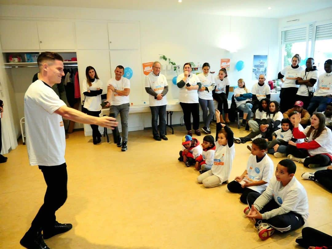 ケヴィン・ガメイロのインスタグラム：「⏰⚽ Le footballeur international @kevingameirooff donne l’Heure Solidaire pour les plus fragiles !    C’est au cœur de Strasbourg, dans la résidence Les Séquoias, que le joueur vedette du @rcsa a donné une heure de son temps aux personnes logées par Habitat et Humanisme.   Cet après-midi, il a partagé son expérience sur sa carrière de sportif de haut niveau aux familles de l’association d’Alsace Nord, avant de donner aux plus jeunes de précieux conseils lors d’une séance de tirs au but.   Merci à Kevin Gameiro pour ces moments de rencontres, de solidarité et de convivialité autour du sport, qui créent des liens, des souvenirs et de l’estime de soi 💙    Comme Kevin Gameiro, donnez l’Heure Solidaire et engagez-vous à nos côtés pour les plus fragiles 👉 www.heure-solidaire.org   #HeureSolidaire」