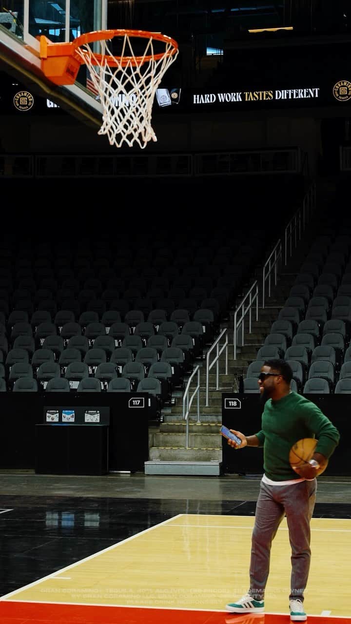 ケビン・ハートのインスタグラム：「You there Trae? 📞  Join us at the @grancoramino bar inside @statefarmarena this season!」