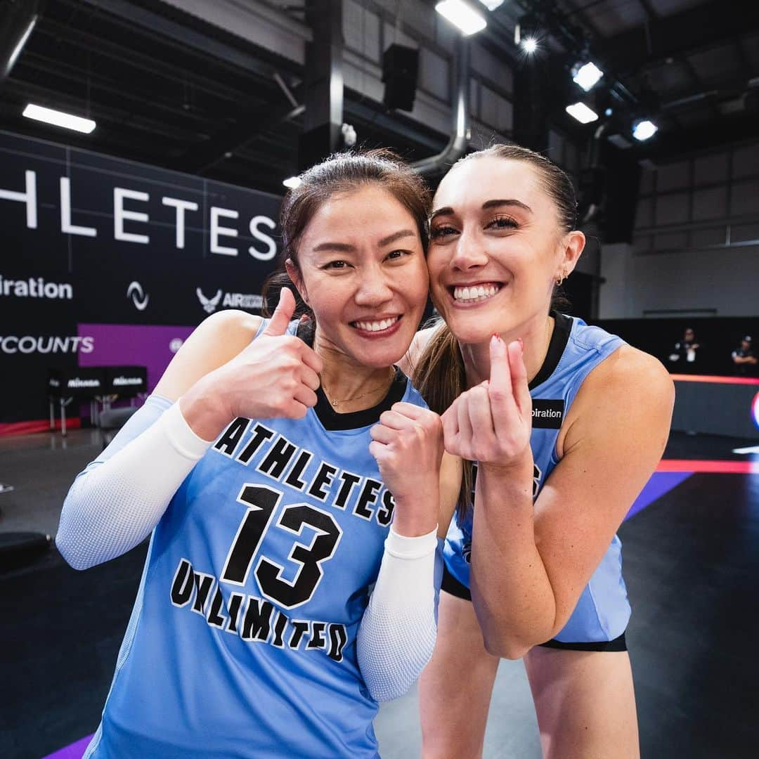 ヌットサラ・トムコムのインスタグラム：「Get you a setter like Nootsara (except not Nootsara because she’s all mine)   We’re back in 🩵 for week 4! 🫰🏼   #provolleyball #middleblocker #setterlove #auvb」