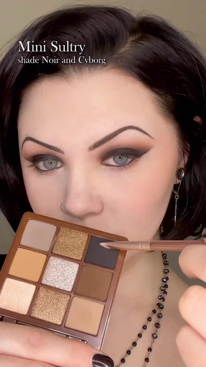 のインスタグラム：「Feeling witchy? 🥀 @vocallyshook (she/her) elevates the ‘90s witch look with our NEW Modern Renaissance and Sultry Mini Eyeshadow Palettes 🔥 Shop now at the link in bio!  Also wearing: 🖤 Glow Seeker Highlighter 🖤 Waterproof Crème Color in Jet 🖤 @norvinacosmetics So Hollywood False Lashes 🖤 #ABHLashSculpt Mascara  #AnastasiaBeverlyHills」