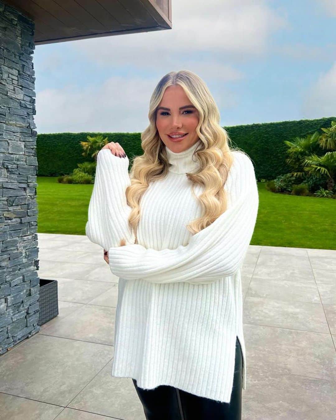 ジョージア・コウソウロウのインスタグラム：「Ahhhh guys! My brand new collection with @inthestyle is now LIVE ON THE APP!🤍✨  The reaction has been absolutely amazing and I’m so glad you are all loving it as much as I do! 💕 ad  The whole collection is so versatile and you can choose to dress up or down as you please but these are you wardrobe staples this autumn 🍂   Let me know what you guys get below xx」