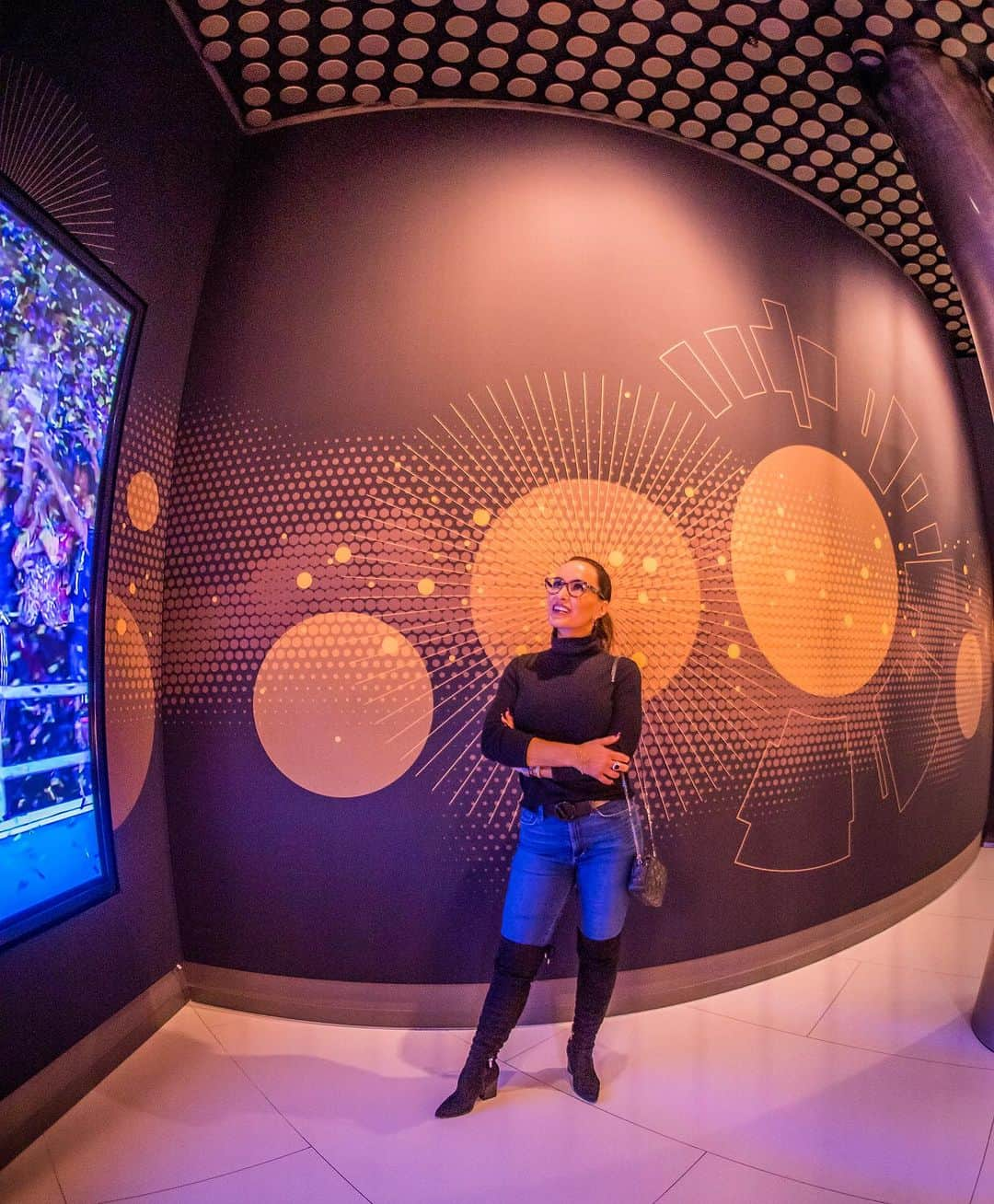 リサ・アンさんのインスタグラム写真 - (リサ・アンInstagram)「#throwbackthursday Zurich, Switzerland touring the FIFA museum. ⚽️ check out all of my travel vlogs on @youtube 📍TheRealLisaAnn  #travel #soccer #museum #zurich #switzerland #tbt #thereallisaann   📸: @justtheletterk_img」10月27日 3時05分 - thereallisaann