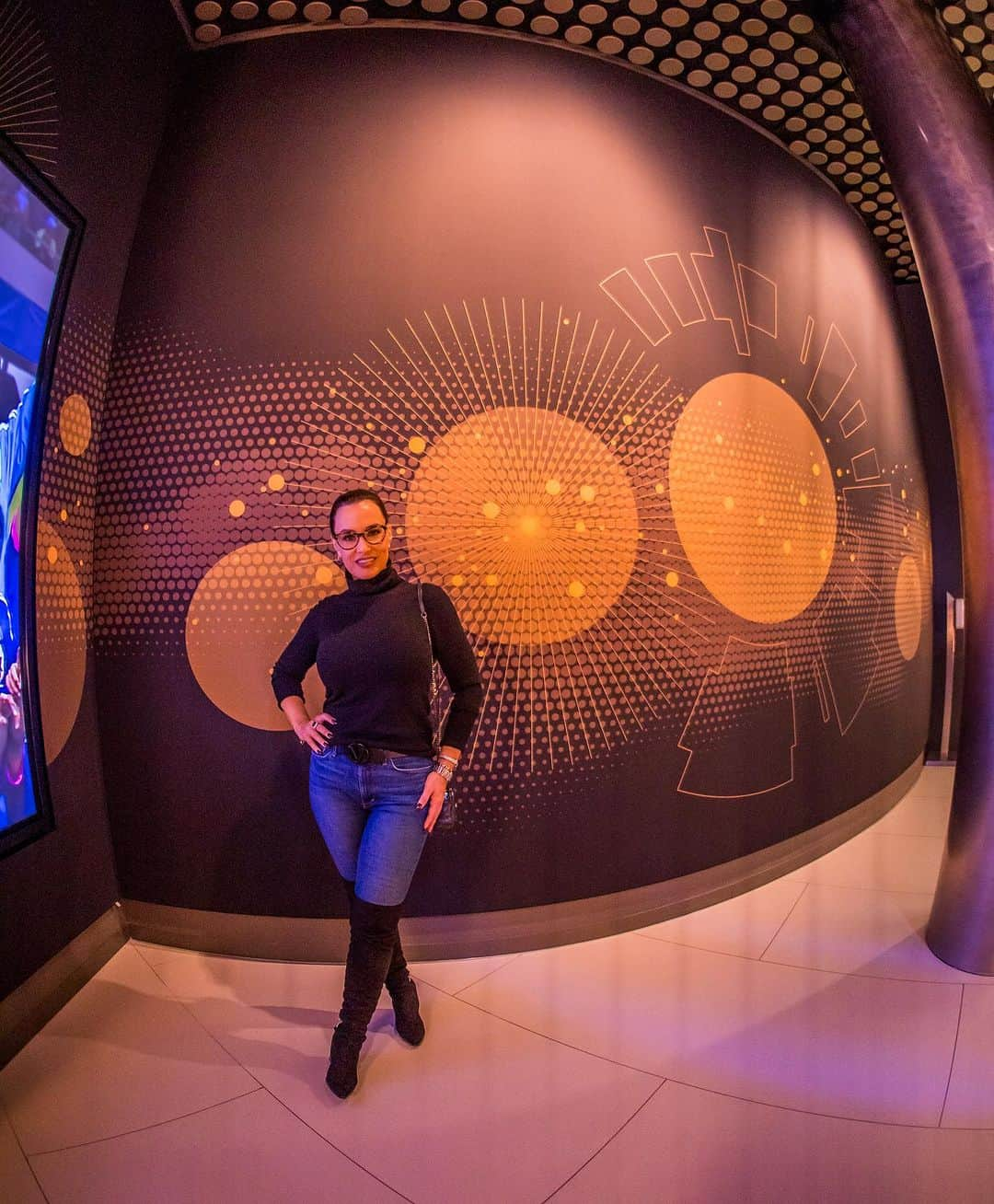 リサ・アンさんのインスタグラム写真 - (リサ・アンInstagram)「#throwbackthursday Zurich, Switzerland touring the FIFA museum. ⚽️ check out all of my travel vlogs on @youtube 📍TheRealLisaAnn  #travel #soccer #museum #zurich #switzerland #tbt #thereallisaann   📸: @justtheletterk_img」10月27日 3時05分 - thereallisaann