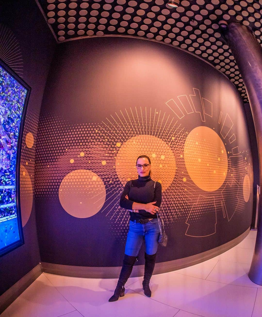 リサ・アンさんのインスタグラム写真 - (リサ・アンInstagram)「#throwbackthursday Zurich, Switzerland touring the FIFA museum. ⚽️ check out all of my travel vlogs on @youtube 📍TheRealLisaAnn  #travel #soccer #museum #zurich #switzerland #tbt #thereallisaann   📸: @justtheletterk_img」10月27日 3時05分 - thereallisaann