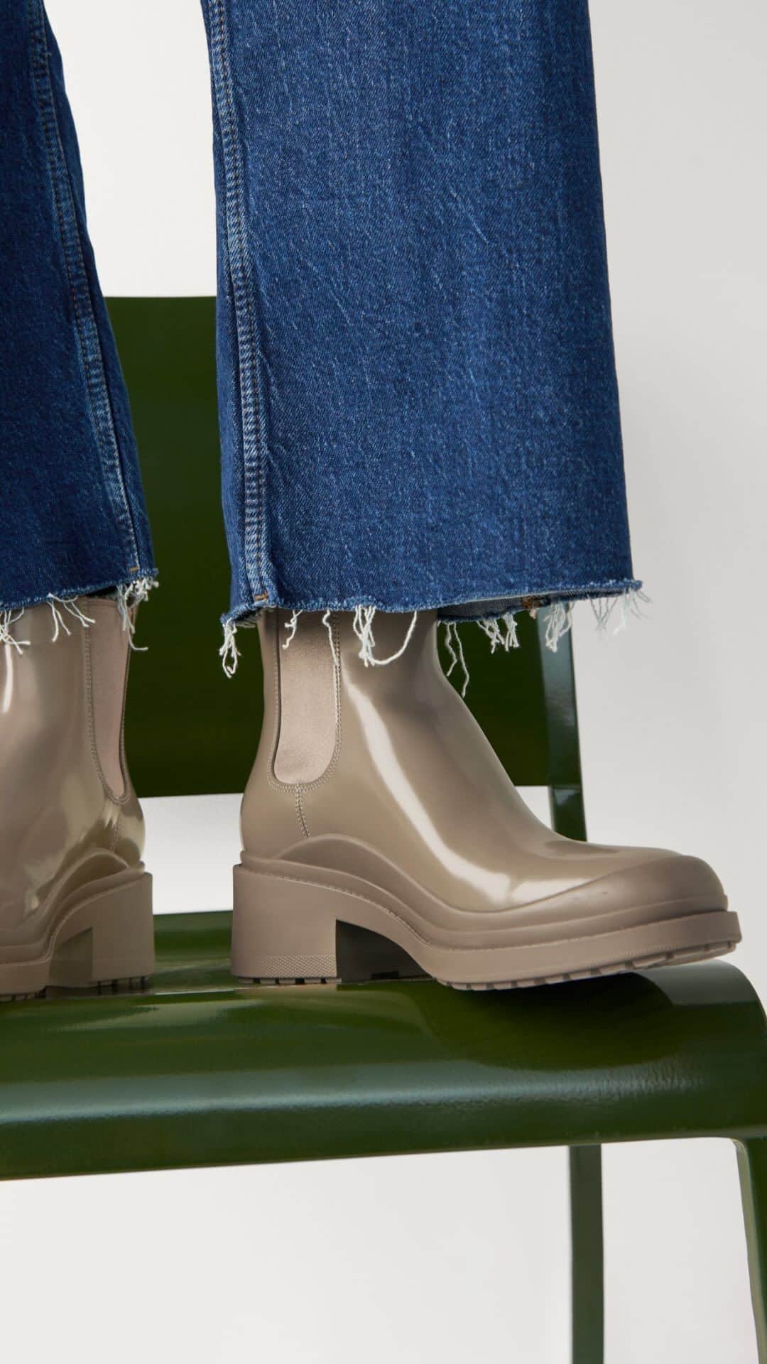 Cole Haanのインスタグラム：「Who says a neutral can’t make a statement? Get a boost with our collection of fresh, latte-hued styles.」