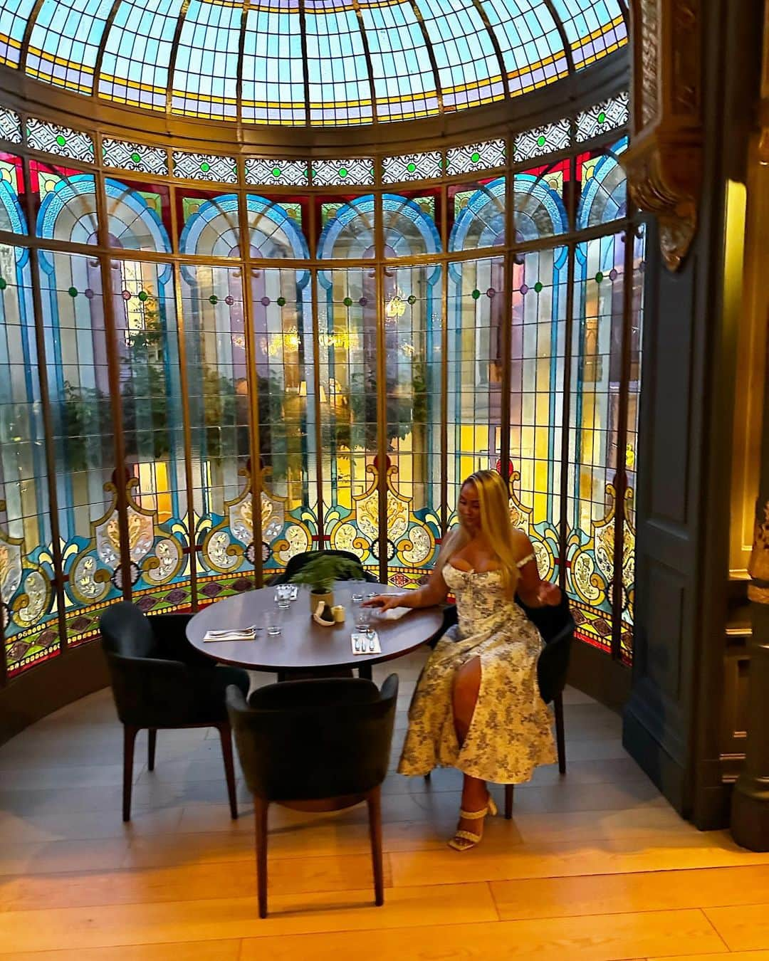 Sydney A Malerさんのインスタグラム写真 - (Sydney A MalerInstagram)「How do u like my new house? 😂 I don’t think my body has went this long without me drowning it in salsa in my entire life. Im fully going through withdraws. But how pretty is this place? All it needs is Mexican food.」10月27日 3時08分 - sydneyamaler