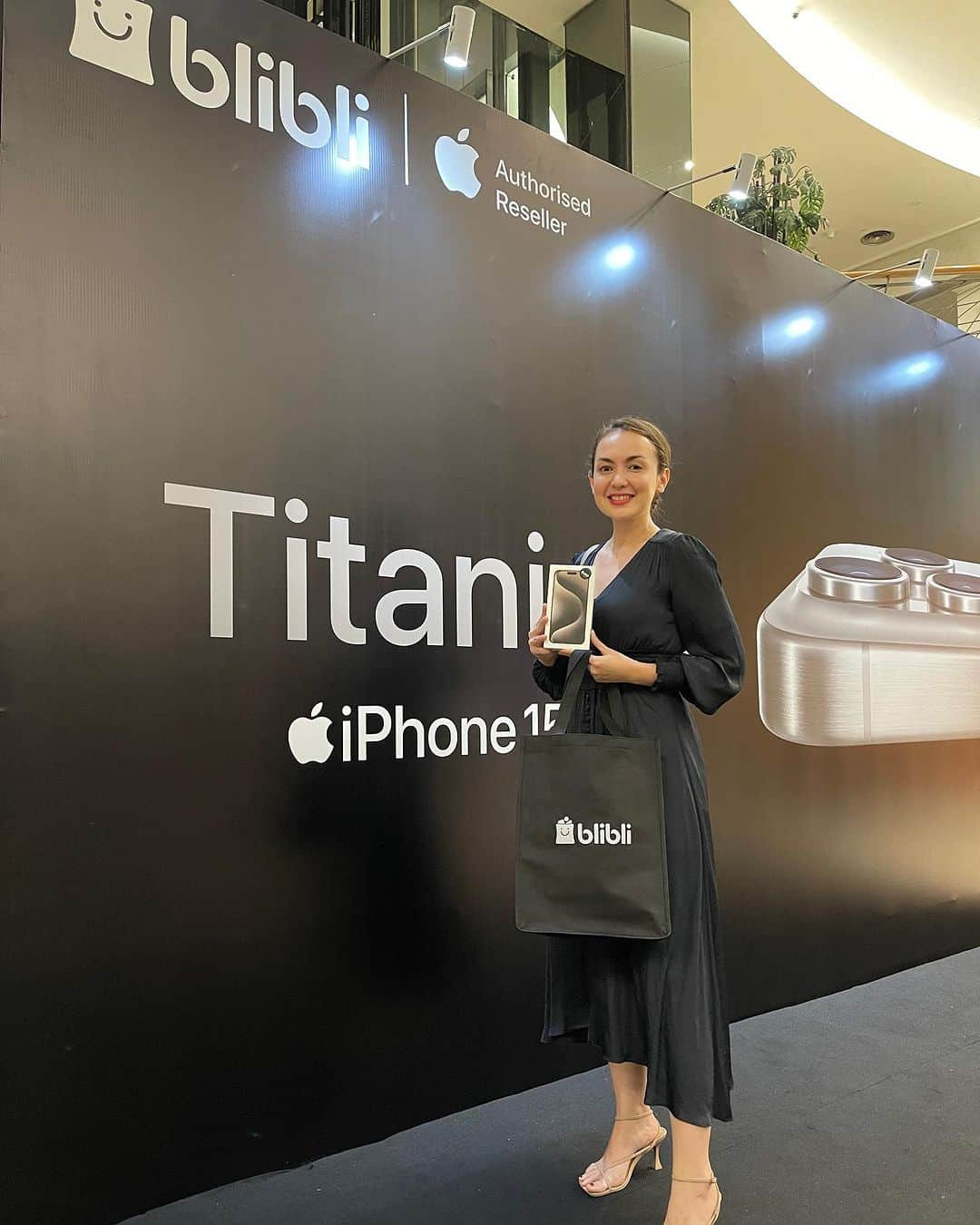 Rianti Cartwrightのインスタグラム：「Jarang-jarang keluar rumah diatas jam 9 malam tapi Midnight Launch Titanium Iphone 15 Pro with @bliblidotcom sungguh worth it. Iphone 15 Pro Titanium sudah di tangan, let’s make some content @casalfonso 💙. #bliblixiphone15」