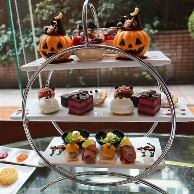 黒帯さんさんのインスタグラム写真 - (黒帯さんInstagram)「【東京】ロイヤルパークホテルのハロウィンアフタヌーンティー♡“ジャック・オー・ランタン”チョコ細工など  東京・日本橋のロイヤルパークホテルから「ハロウィンアフタヌーンティー」が登場。2023年10月31日(火)まで、1階ロビーラウンジ「フォンテーヌ」にてご提供中です？ おばけをモチーフにしたスイーツ＆セイボリー  「ハロウィンアフタヌーンティー」通常 6,325円／フリードリンク付 6,957円 今回登場するのは、その名の通りハロウィンをテーマにしたアフタヌーンティー。ティースタンドの上段には、黒猫と魔女の帽子が乗ったジャック・オー・ランタンのチョコレート細工や、“コウモリ”を飾った怪しげなベリーのコンポートが並ぶ。 中段には、生クリームを包帯に見立てた“ミイラ男”のクレームダンジュをはじめ、チョコレートスポンジにムースを重ねた“フランケンシュタイン”のカシスムース、赤いリボンをまとった“黒猫”のチョコレートシュークリームなど、様々なおばけをモチーフにしたスイーツが揃う。  セイボリーにも、“ミイラ男”に見立てたムラサキイモのパンや、おばけをイメージしたフィッシュテリーヌなどがラインナップ。また、ホラーな雰囲気を演出するドライアイスの仕掛けも見逃せない。  【詳細】 ロイヤルパークホテル「ハロウィンアフタヌーンティー」 提供期間：2023年10月1日(日)～10月31日(火) 時間：平日 11:00～15:00／土・日・祝日 11:00～17:00 場所：ロイヤルパークホテル 1階 ロビーラウンジ「フォンテーヌ」 住所：東京都中央区日本橋蛎殻町2-1-1 料金：通常 6,325円／フリードリンク付 6,957円 メニュー： 〇上段 チョコレート細工菓子、赤いフルーツのコンポート コウモリ仕立て 〇中段 ミイラ男のクレームダンジュ、フランケンシュタインのカシスムース、黒猫のチョコレートシュークリーム、棺桶のブラウニー、おばけのバニラマシュマロ 〇下段 ミイラ男に見立てたムラサキイモのパン 生ハム添え、カボチャのサラダ、フィッシュテリーヌ 〇別皿 スコーン2種類(プレーン・カボチャ) 〇紅茶、コーヒー  ※料金は、サービス料(15%)を含む。 ※写真は2名分。  【予約・問い合わせ先】 ロイヤルパークホテル レストラン予約 専用ダイヤル TEL：03-5641-3600(受付時間 9:00～19:00)  @royalparkhotel.tokyo」 #365日願いが叶うホテル #ロイヤルパークホテル #ロイヤルパークホテル水天宮 #royalparkhotel」10月27日 3時12分 - shin_kuroobisan
