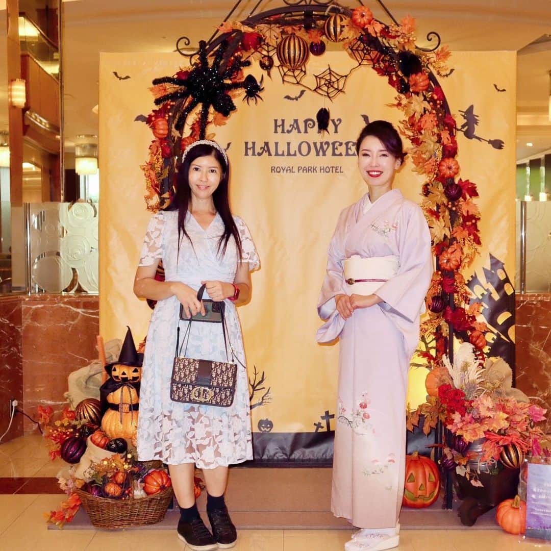 黒帯さんさんのインスタグラム写真 - (黒帯さんInstagram)「【東京】ロイヤルパークホテルのハロウィンアフタヌーンティー♡“ジャック・オー・ランタン”チョコ細工など  東京・日本橋のロイヤルパークホテルから「ハロウィンアフタヌーンティー」が登場。2023年10月31日(火)まで、1階ロビーラウンジ「フォンテーヌ」にてご提供中です？ おばけをモチーフにしたスイーツ＆セイボリー  「ハロウィンアフタヌーンティー」通常 6,325円／フリードリンク付 6,957円 今回登場するのは、その名の通りハロウィンをテーマにしたアフタヌーンティー。ティースタンドの上段には、黒猫と魔女の帽子が乗ったジャック・オー・ランタンのチョコレート細工や、“コウモリ”を飾った怪しげなベリーのコンポートが並ぶ。 中段には、生クリームを包帯に見立てた“ミイラ男”のクレームダンジュをはじめ、チョコレートスポンジにムースを重ねた“フランケンシュタイン”のカシスムース、赤いリボンをまとった“黒猫”のチョコレートシュークリームなど、様々なおばけをモチーフにしたスイーツが揃う。  セイボリーにも、“ミイラ男”に見立てたムラサキイモのパンや、おばけをイメージしたフィッシュテリーヌなどがラインナップ。また、ホラーな雰囲気を演出するドライアイスの仕掛けも見逃せない。  【詳細】 ロイヤルパークホテル「ハロウィンアフタヌーンティー」 提供期間：2023年10月1日(日)～10月31日(火) 時間：平日 11:00～15:00／土・日・祝日 11:00～17:00 場所：ロイヤルパークホテル 1階 ロビーラウンジ「フォンテーヌ」 住所：東京都中央区日本橋蛎殻町2-1-1 料金：通常 6,325円／フリードリンク付 6,957円 メニュー： 〇上段 チョコレート細工菓子、赤いフルーツのコンポート コウモリ仕立て 〇中段 ミイラ男のクレームダンジュ、フランケンシュタインのカシスムース、黒猫のチョコレートシュークリーム、棺桶のブラウニー、おばけのバニラマシュマロ 〇下段 ミイラ男に見立てたムラサキイモのパン 生ハム添え、カボチャのサラダ、フィッシュテリーヌ 〇別皿 スコーン2種類(プレーン・カボチャ) 〇紅茶、コーヒー  ※料金は、サービス料(15%)を含む。 ※写真は2名分。  【予約・問い合わせ先】 ロイヤルパークホテル レストラン予約 専用ダイヤル TEL：03-5641-3600(受付時間 9:00～19:00)  @royalparkhotel.tokyo」 #365日願いが叶うホテル #ロイヤルパークホテル #ロイヤルパークホテル水天宮 #royalparkhotel」10月27日 3時12分 - shin_kuroobisan