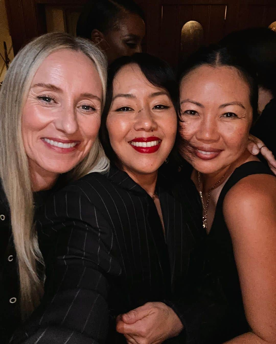 Kara Yoshimoto Buaさんのインスタグラム写真 - (Kara Yoshimoto BuaInstagram)「Celebrating @hollywoodreporter Beauty Issue last night with so many beautiful and talented friends ✨🖤   • • •  #makeupartist #hollywoodreporter #thr #thehollywoodreporter #celebritymakeupartist」10月27日 3時26分 - karayoshimotobua