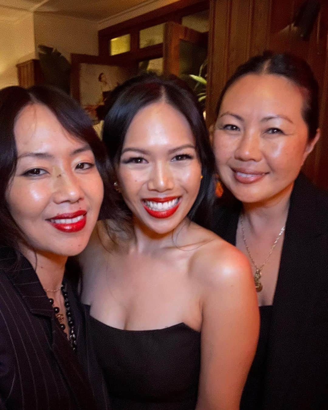 Kara Yoshimoto Buaさんのインスタグラム写真 - (Kara Yoshimoto BuaInstagram)「Celebrating @hollywoodreporter Beauty Issue last night with so many beautiful and talented friends ✨🖤   • • •  #makeupartist #hollywoodreporter #thr #thehollywoodreporter #celebritymakeupartist」10月27日 3時26分 - karayoshimotobua