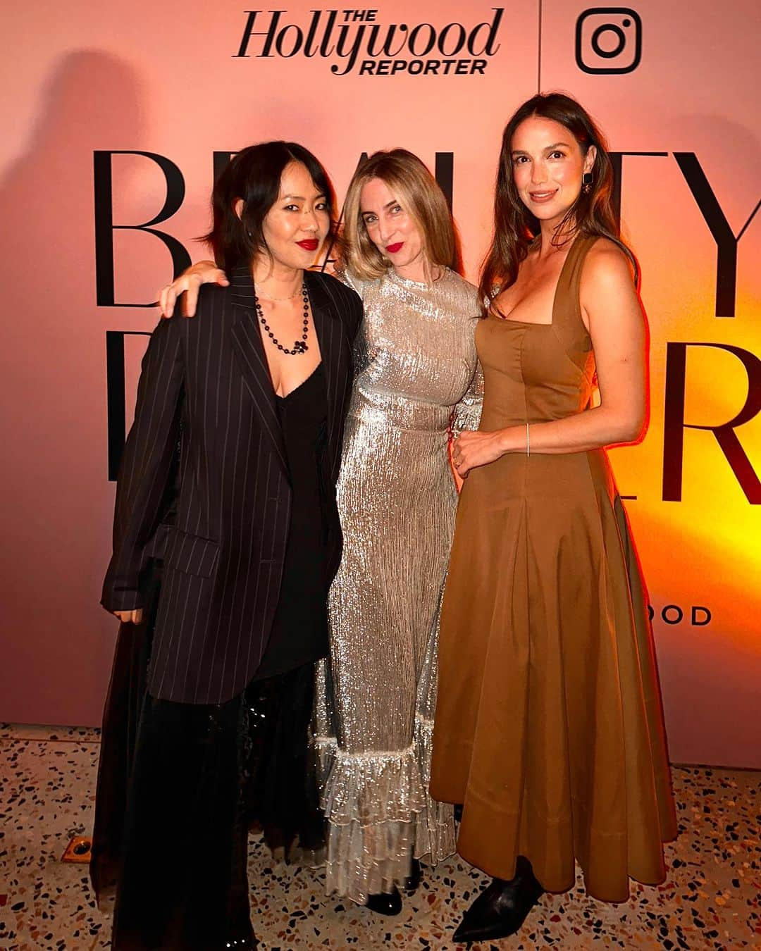 Kara Yoshimoto Buaさんのインスタグラム写真 - (Kara Yoshimoto BuaInstagram)「Celebrating @hollywoodreporter Beauty Issue last night with so many beautiful and talented friends ✨🖤   • • •  #makeupartist #hollywoodreporter #thr #thehollywoodreporter #celebritymakeupartist」10月27日 3時26分 - karayoshimotobua