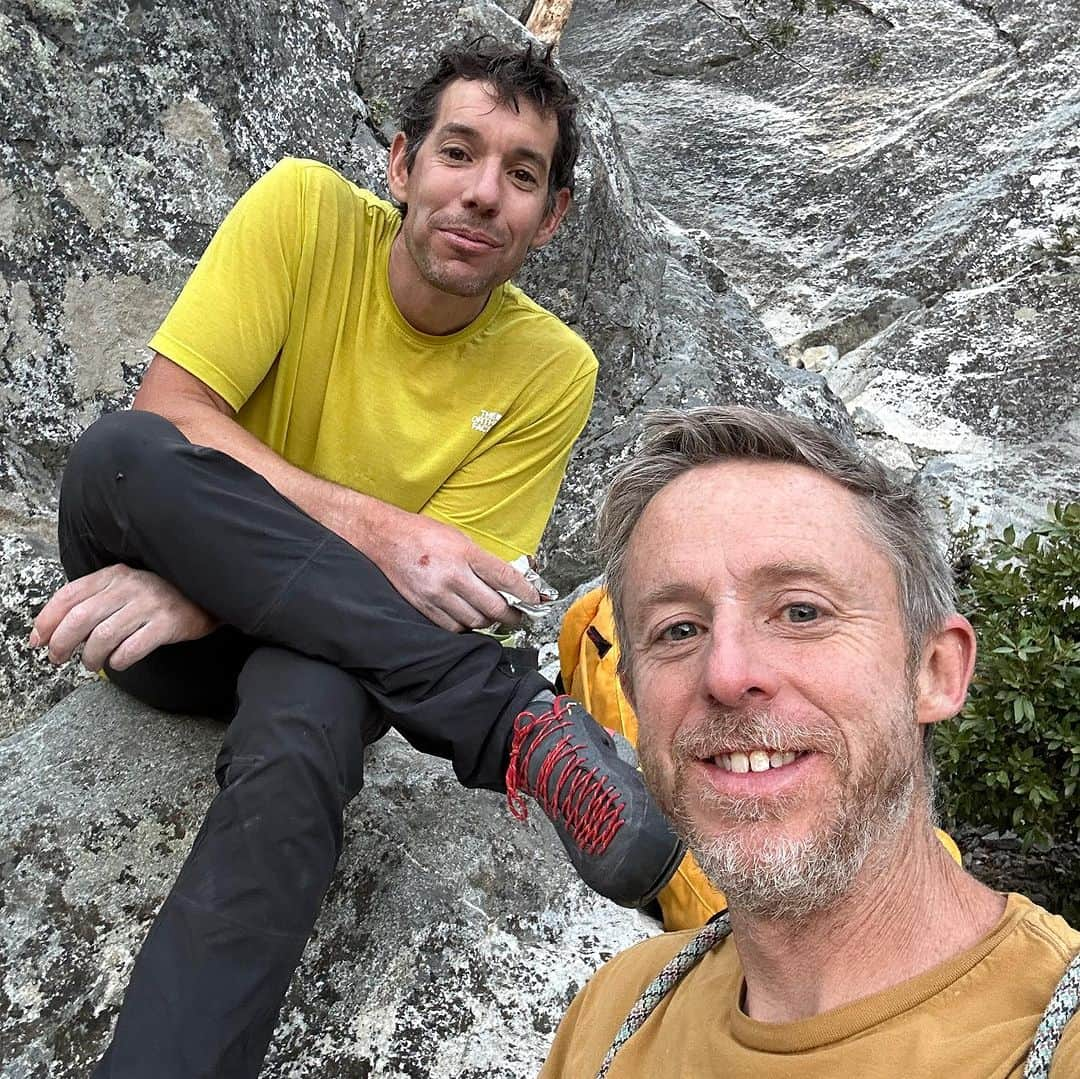 アレックス・オノルドさんのインスタグラム写真 - (アレックス・オノルドInstagram)「@tommycaldwell and I just spent 3 days up on the Heart Route of El Cap. It was maybe the 3rd ascent of the free route originally put up by @mason_earle and @bradgobright, though I’m not really sure who else has been up there over the years. By funny coincidence, two strong Germans were up on the wall climbing the route at the same time (though they did a different start to avoid a particularly big downward dyno). So we got to share a night hanging with them in the lobe of the Heart.  Overall, I think we were both struck by how hard it felt to free climb on El Cap if you haven’t done it in a while. Our skin hurt, the climbing felt hard, and we generally struggled a bit. By day 3 on the wall I was starting to feel a bit more tuned up, but also very tired.  My aspiration is/was to free the Heart in a day, but we’ll see if we find the energy to go back up there and try it again… Photos from working on various pitches, plus our “summit” shot from the way down.」10月27日 3時21分 - alexhonnold