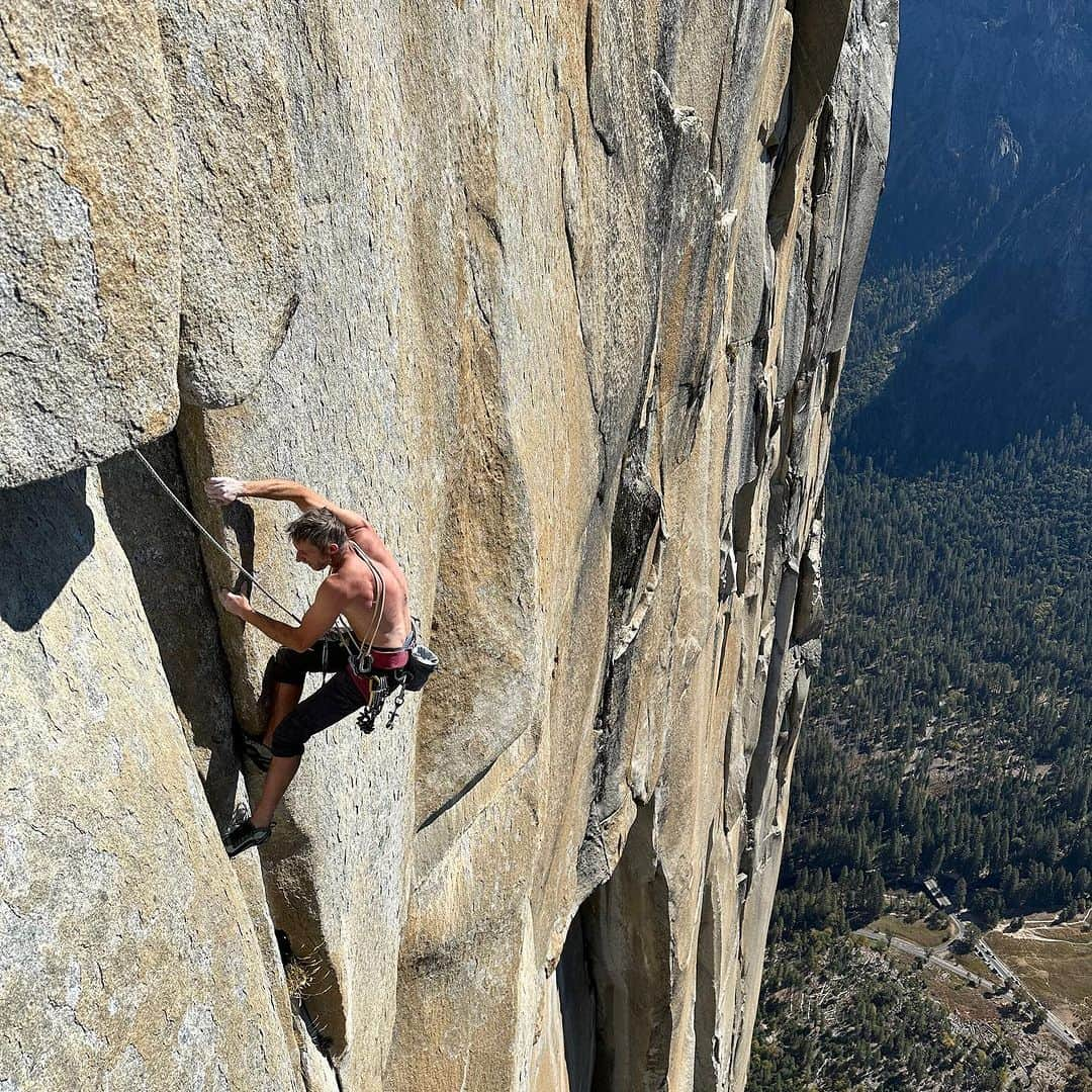 アレックス・オノルドさんのインスタグラム写真 - (アレックス・オノルドInstagram)「@tommycaldwell and I just spent 3 days up on the Heart Route of El Cap. It was maybe the 3rd ascent of the free route originally put up by @mason_earle and @bradgobright, though I’m not really sure who else has been up there over the years. By funny coincidence, two strong Germans were up on the wall climbing the route at the same time (though they did a different start to avoid a particularly big downward dyno). So we got to share a night hanging with them in the lobe of the Heart.  Overall, I think we were both struck by how hard it felt to free climb on El Cap if you haven’t done it in a while. Our skin hurt, the climbing felt hard, and we generally struggled a bit. By day 3 on the wall I was starting to feel a bit more tuned up, but also very tired.  My aspiration is/was to free the Heart in a day, but we’ll see if we find the energy to go back up there and try it again… Photos from working on various pitches, plus our “summit” shot from the way down.」10月27日 3時21分 - alexhonnold