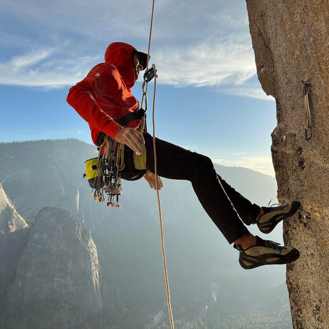 アレックス・オノルドのインスタグラム：「@tommycaldwell and I just spent 3 days up on the Heart Route of El Cap. It was maybe the 3rd ascent of the free route originally put up by @mason_earle and @bradgobright, though I’m not really sure who else has been up there over the years. By funny coincidence, two strong Germans were up on the wall climbing the route at the same time (though they did a different start to avoid a particularly big downward dyno). So we got to share a night hanging with them in the lobe of the Heart.  Overall, I think we were both struck by how hard it felt to free climb on El Cap if you haven’t done it in a while. Our skin hurt, the climbing felt hard, and we generally struggled a bit. By day 3 on the wall I was starting to feel a bit more tuned up, but also very tired.  My aspiration is/was to free the Heart in a day, but we’ll see if we find the energy to go back up there and try it again… Photos from working on various pitches, plus our “summit” shot from the way down.」