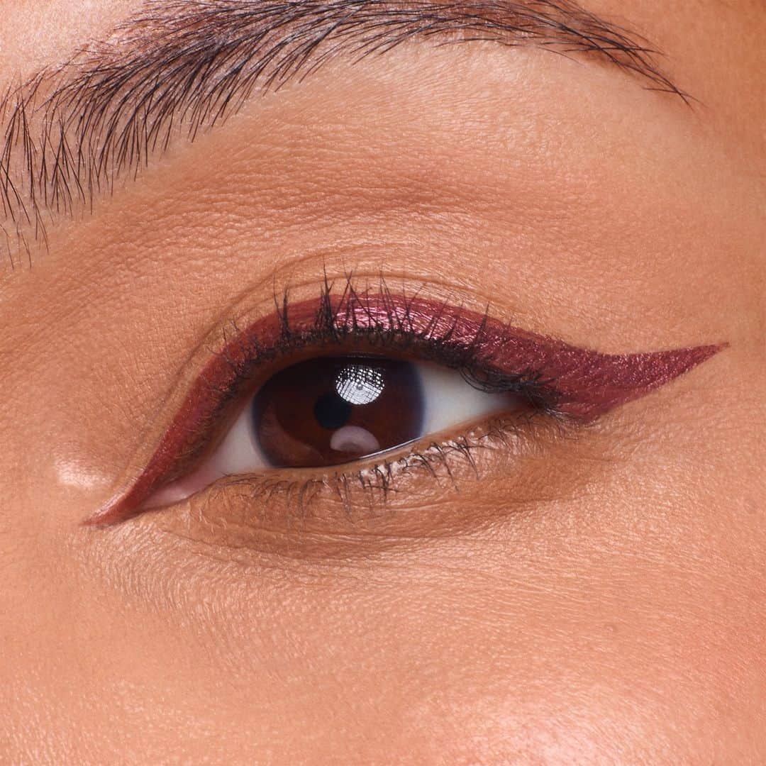 Stila Cosmeticsのインスタグラム：「Are you shimmering your fall looks? ✨⁠ ⁠ The Stay All Day Waterproof Liquid Eye Liner Micro Tip in Shimmering Garnet has an ultra-fine, delicate felt-tip applicator that lays down a superfine dose of pigment to allow for the most intricate graphic designs.⁠ ⁠ Shop now @ StilaCosmetics.com⁠ ⁠ #Stila #StilaCosmetics #CrueltyFree #Shimmer #EyeLiner #WaterproofEyeLiner #LinedByStila #FallLook #AutumnLook」