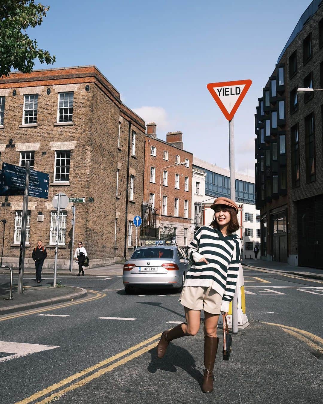 郭圈圈のインスタグラム：「在都柏林的最後一天 （其實Dublin 念 搭ㄅ林） 一樣是走路去代購，然後看路上有什麼有趣的就晃一下～喝個咖啡～然後自己架腳架拍穿搭😆 @marule.official  - 這天之後就是一趟很操的行程⋯ 半夜三點起床⋯阿恩載我去機場⋯然後搭三台飛機(🇮🇪Dublin✈️🇳🇱AMS✈️🇭🇰HK✈️🇹🇼TPE)✈️一台捷運🚇一台高鐵🚄一台汽車🚗⋯大約花了30小時回到家⋯嗯⋯孕婦回來累了一整週😵‍💫每天都在累😂 - #20230920 過了一個多月終於發完🤣」