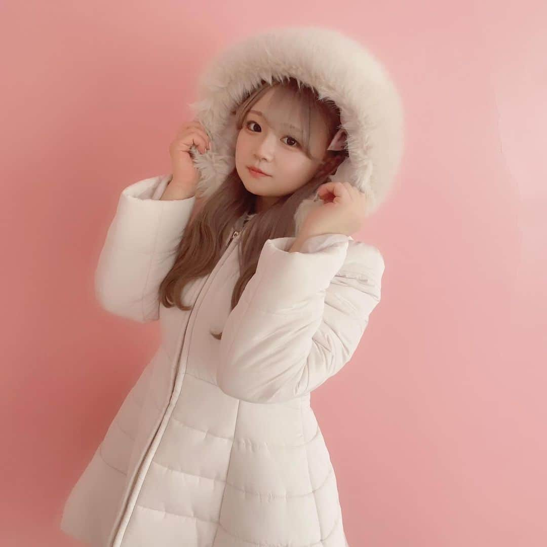 evelyn.coordinateさんのインスタグラム写真 - (evelyn.coordinateInstagram)「⛄️  #フレアミドルダウン  OW / PBE / BK ¥25,300（tax in）  フードについてるファーが可愛いダウンコート☁️🫧  ボリュームが出がちなダウンコートでも ウエストマークがしっかりあるので スタイルも良く見えてシルエットも とーっても可愛いのがポイント🥹🥹  ぜひ店頭にてご覧ください👀💡  staff：153cm  #evelyn #エブリン #ガーリーコーデ #甘めスタイル #甘めコーデ #清楚コーデ #可愛い  #girly #feminine #パステル #girl #evelynコーデ #フェミニンコーデ」10月27日 12時55分 - evelyn.coordinate