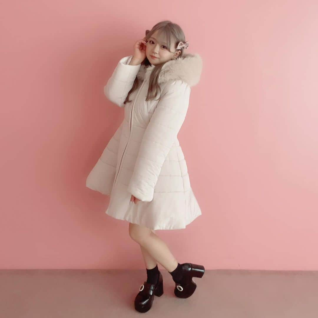 evelyn.coordinateさんのインスタグラム写真 - (evelyn.coordinateInstagram)「⛄️  #フレアミドルダウン  OW / PBE / BK ¥25,300（tax in）  フードについてるファーが可愛いダウンコート☁️🫧  ボリュームが出がちなダウンコートでも ウエストマークがしっかりあるので スタイルも良く見えてシルエットも とーっても可愛いのがポイント🥹🥹  ぜひ店頭にてご覧ください👀💡  staff：153cm  #evelyn #エブリン #ガーリーコーデ #甘めスタイル #甘めコーデ #清楚コーデ #可愛い  #girly #feminine #パステル #girl #evelynコーデ #フェミニンコーデ」10月27日 12時55分 - evelyn.coordinate