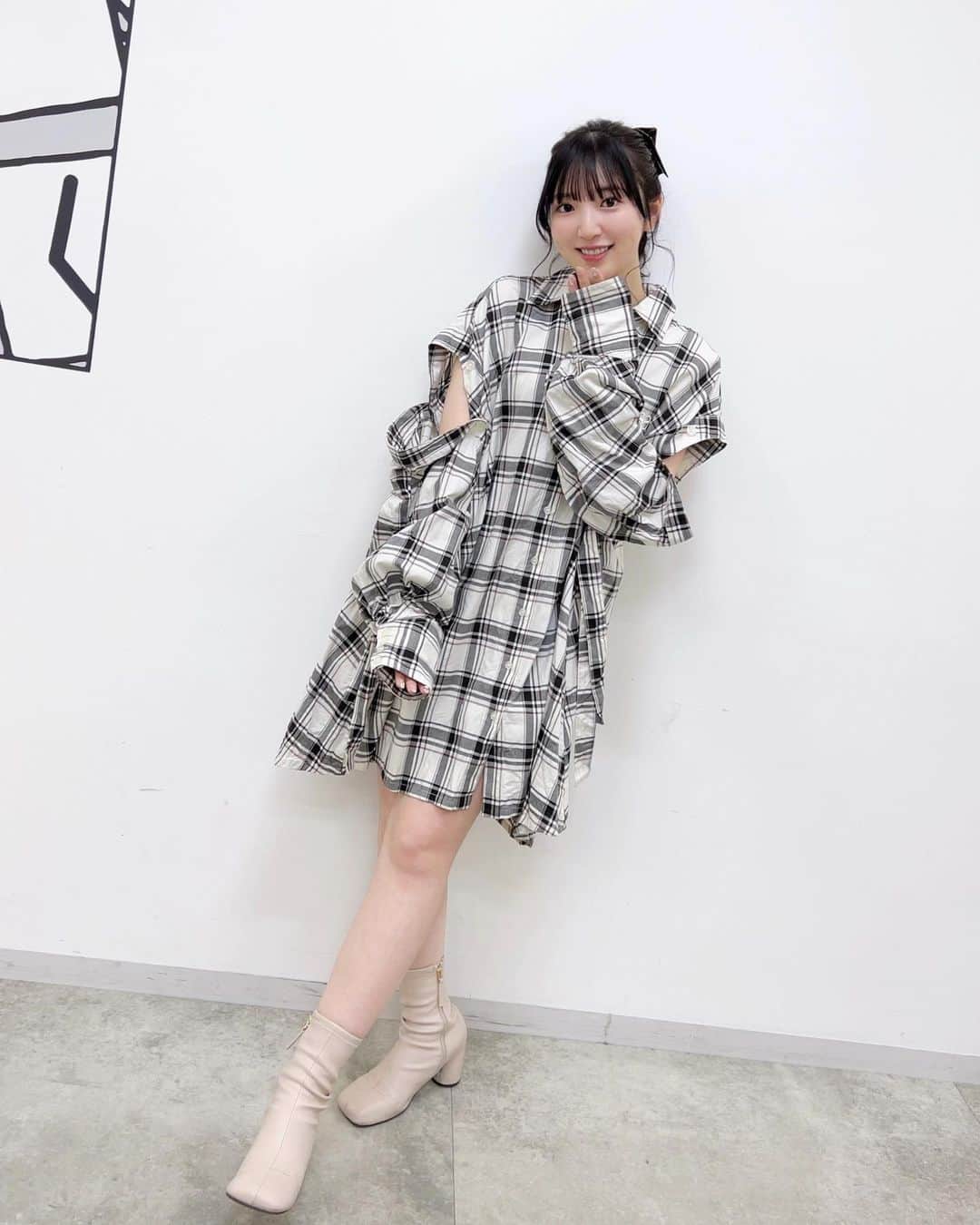 豊田萌絵のインスタグラム：「ポニテ👼🤍  シャツワンピ大好き🌈  #もえしふく」