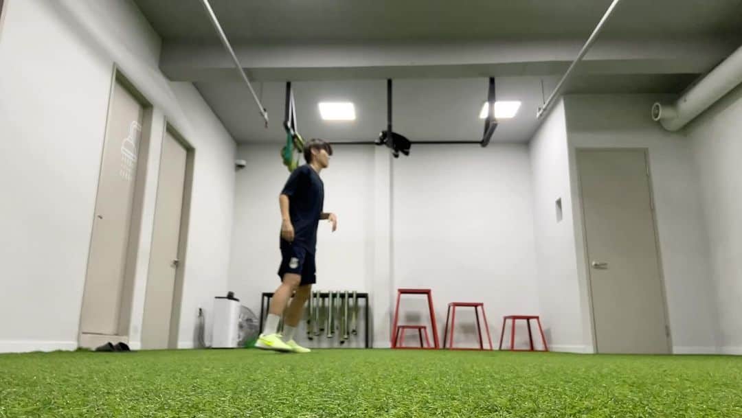田中明日菜のインスタグラム：「. #前十字靭帯断裂 術後57日目🦵  2ヶ月半ぶり⚽️（軸足） 蹴り足はまだこわい。 もも前のストレッチできるようになった🦵 ちょっとずつできることが増えて嬉しい🫶 リハビリはめちゃくちゃきついけど仲間と共に頑張ってます🐸🦵 おかげで友達増えた🤭🇰🇷」