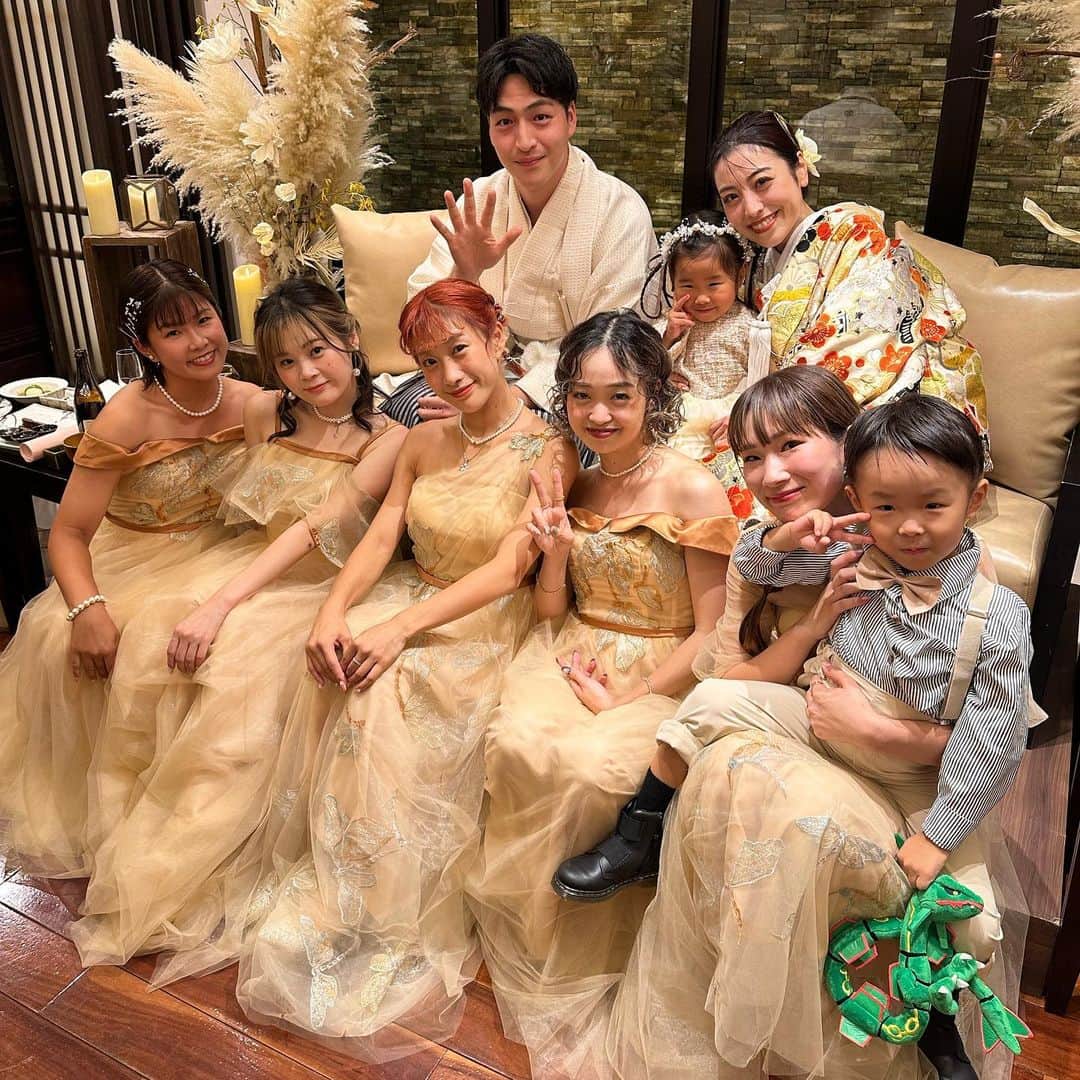HANAのインスタグラム：「@shiiiiizuzu 💞 @maruc77  結婚おめでとう...💒💍💖  余韻がすごすぎてずっと更新できなかった😂🫠♡  そのぐらいほーんとに素敵な結婚式でした💞💞 泣きすぎて頭痛かったよ🫠爆笑  しずもゆうくんも家族も... ざっくるもすわっぐも友達もみーんなだいすきっ💖  大親友のしずが世界いち🌍宇宙いち🪐 綺麗でかわいかった...💞💞💞 大好きだよしず〜🥺🫶   これからも末永く♡しずとゆうくんが 幸せな家庭を築けますように...✨  わあぁあ余韻すごすぎるっっっ🫠💖笑」