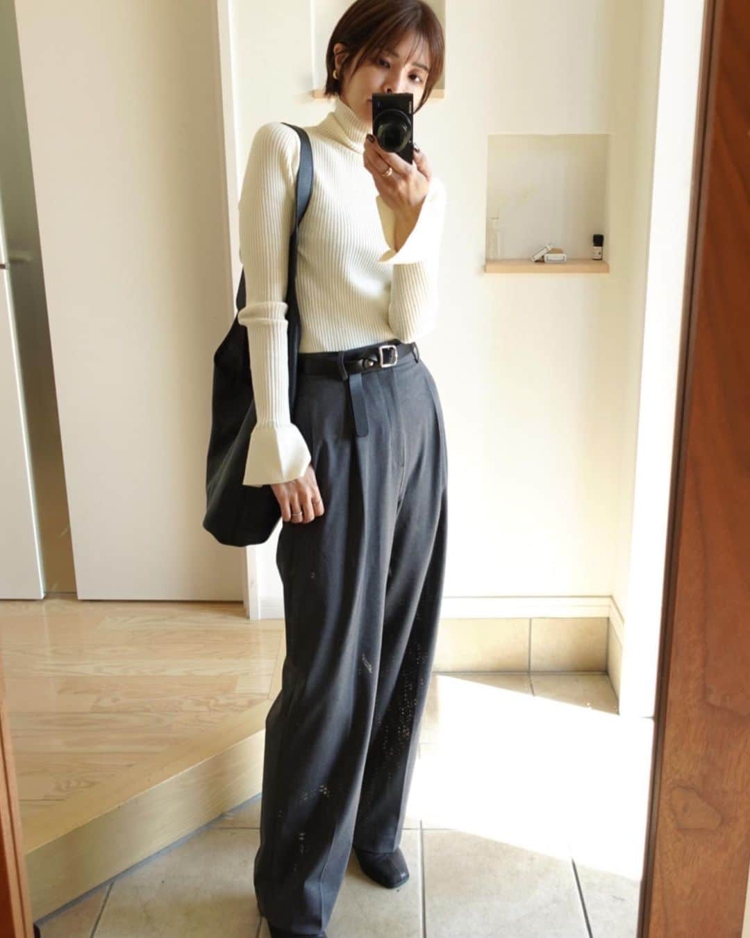 mocchiのインスタグラム：「明日は1泊で友達ファミリーとコテージ泊まりに行く♡ 夜寒いかなぁ🤔  寒い時に外で食べる鍋が好き🍲  #ユニクロ #タックワイドパンツ」