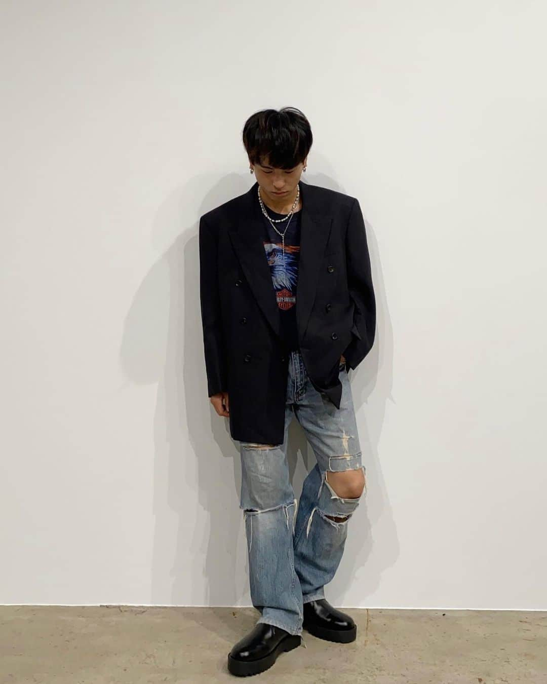 古謝那伊留さんのインスタグラム写真 - (古謝那伊留Instagram)「Black × Denim💫  ダメージデニムにオーバーサイズジャケット そこにアクセサリーを沢山合わせるのが最高✨  #Versace #HarleyDavidson #Levis #GU #SPINNS #InterFactory #justinclenquet  #fashion #ootd #outfit #instagood #mensfashion #used #instalike #classystreetwear #coordinate #メンズファッション #メンズスタイル #メンズコーデ #おしゃれさんと繋がりたい #今日のコーディネート #古着好きな人と繋がりたい #古着ミックス #古着mix」10月27日 12時59分 - nairu_koja