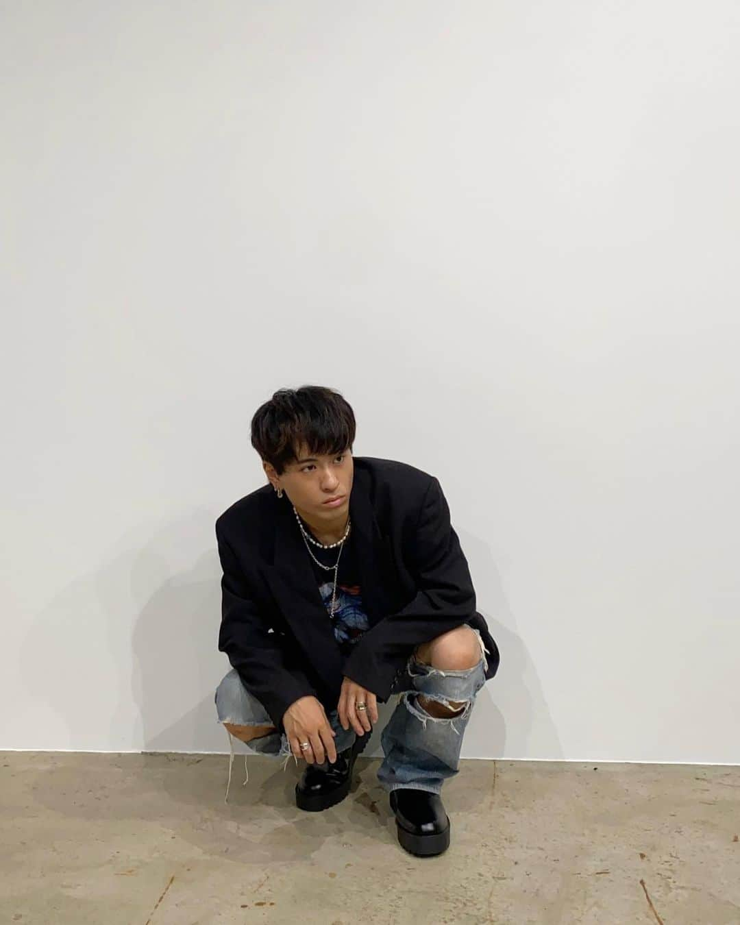 古謝那伊留さんのインスタグラム写真 - (古謝那伊留Instagram)「Black × Denim💫  ダメージデニムにオーバーサイズジャケット そこにアクセサリーを沢山合わせるのが最高✨  #Versace #HarleyDavidson #Levis #GU #SPINNS #InterFactory #justinclenquet  #fashion #ootd #outfit #instagood #mensfashion #used #instalike #classystreetwear #coordinate #メンズファッション #メンズスタイル #メンズコーデ #おしゃれさんと繋がりたい #今日のコーディネート #古着好きな人と繋がりたい #古着ミックス #古着mix」10月27日 12時59分 - nairu_koja