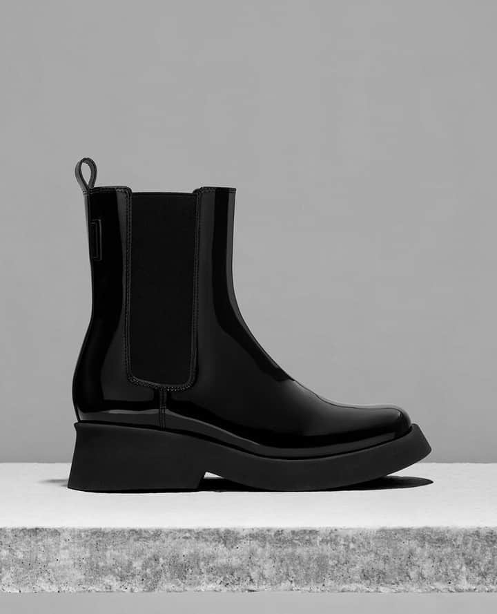 CHARLES & KEITH JAPAN CHARLES & KEITHのインスタグラム：「シンプルでオールブラックでありながら光沢のあるパテント素材の輝きは、コーディネートにさりげない華やかさをプラス。⁠ ⁠ Giselle ジゼル チェルシーブーツ⁠ (Article No. CK1-90280050 )⁠ ⁠ #CharlesKeithFW23⁠ #チャールズアドキース」