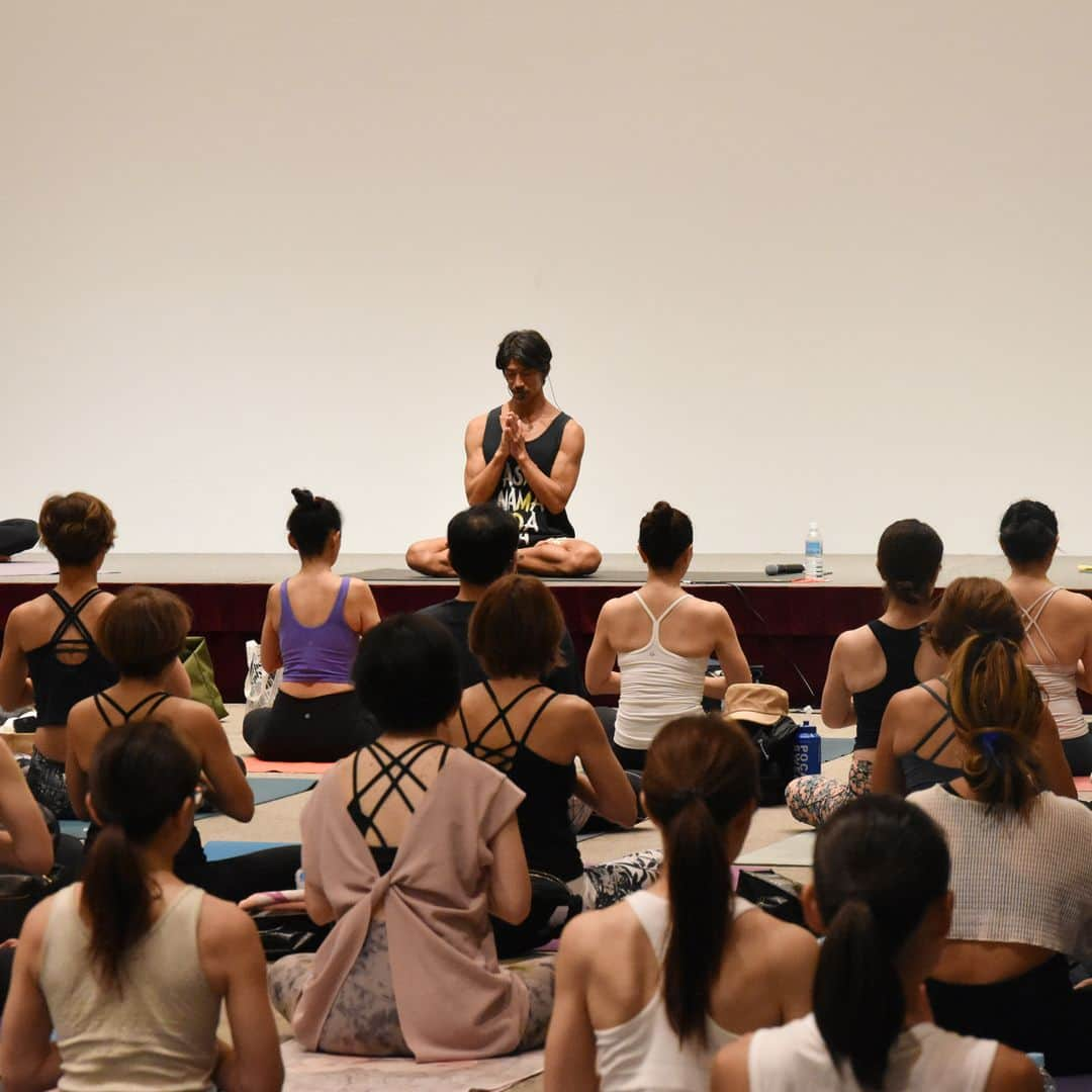 マンドゥカ 日本公式アカウントさんのインスタグラム写真 - (マンドゥカ 日本公式アカウントInstagram)「📃Event Playback - Yogafest Yokohama 2023  9/16-9/18、4年ぶりに #ヨガフェスタ が横浜で開催されました。  日本・海外で活躍するヨガインストラクターが一堂に集う、アジア最大級のヨガイベント。  Mandukaアンバサダーも多数登壇し、大変な賑わいを見せていました。  #Mandukaプラチナアンバサダー 柳本和也さん (@kazuyayanagimoto )  2023.09.16 ✅WAVE & FLOW  青空の下で心地よい風を感じながら、深い呼吸とともに 一緒に身体を動かしていくクラス。  ✅ASANA MANDALA フロー  背骨を中心に腰、肩、股関節などの骨格、筋肉へ多面的にアプローチする事により、身体の活性、能力の向上を深め、快適で安定したアーサナに辿り着いていくという独自のメソッドのクラス。  ブログでもご紹介しております。 https://manduka.jp/event/yogafest2023/  #manduka #manduka_japan #マンドゥカ #mandukayoga #mandukayogamat #マンドゥカヨガマット #ヨガマット #ヨガフェスタ #ヨガフェスタ横浜 #ヨガフェスタ横浜2023 #ヨガフェスタ2023 #マンドゥカアンバサダー #Mandukaアンバサダー #ヨガイベント #ヨガ体験 #ヨガ教室 #ヨガ講師 #ヨガ初心者 #ヨガワークショップ #yogaevent」10月27日 13時00分 - manduka_japan