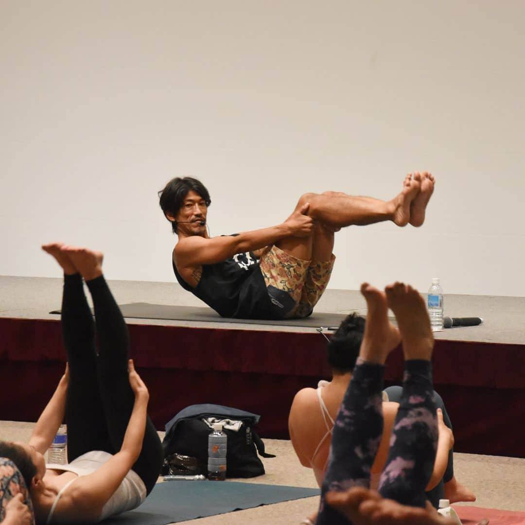 マンドゥカ 日本公式アカウントさんのインスタグラム写真 - (マンドゥカ 日本公式アカウントInstagram)「📃Event Playback - Yogafest Yokohama 2023  9/16-9/18、4年ぶりに #ヨガフェスタ が横浜で開催されました。  日本・海外で活躍するヨガインストラクターが一堂に集う、アジア最大級のヨガイベント。  Mandukaアンバサダーも多数登壇し、大変な賑わいを見せていました。  #Mandukaプラチナアンバサダー 柳本和也さん (@kazuyayanagimoto )  2023.09.16 ✅WAVE & FLOW  青空の下で心地よい風を感じながら、深い呼吸とともに 一緒に身体を動かしていくクラス。  ✅ASANA MANDALA フロー  背骨を中心に腰、肩、股関節などの骨格、筋肉へ多面的にアプローチする事により、身体の活性、能力の向上を深め、快適で安定したアーサナに辿り着いていくという独自のメソッドのクラス。  ブログでもご紹介しております。 https://manduka.jp/event/yogafest2023/  #manduka #manduka_japan #マンドゥカ #mandukayoga #mandukayogamat #マンドゥカヨガマット #ヨガマット #ヨガフェスタ #ヨガフェスタ横浜 #ヨガフェスタ横浜2023 #ヨガフェスタ2023 #マンドゥカアンバサダー #Mandukaアンバサダー #ヨガイベント #ヨガ体験 #ヨガ教室 #ヨガ講師 #ヨガ初心者 #ヨガワークショップ #yogaevent」10月27日 13時00分 - manduka_japan