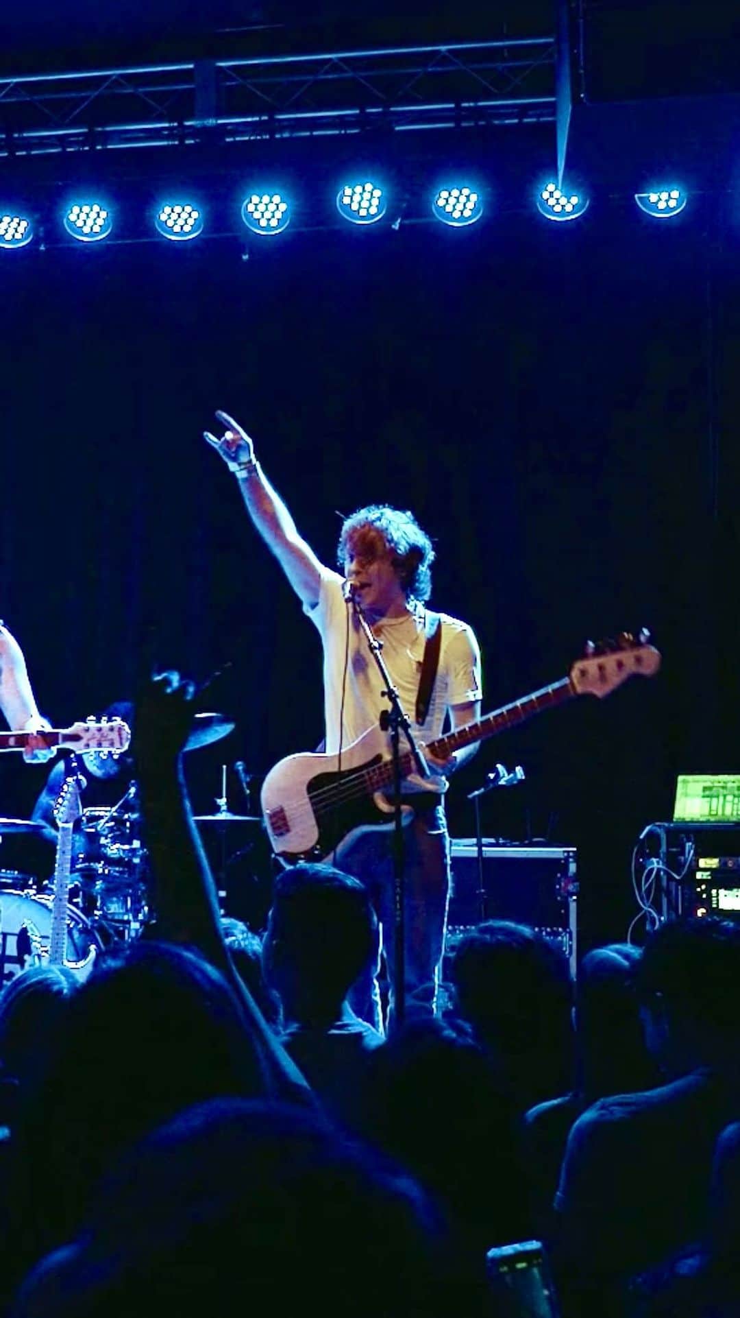 キートン・ストロンバーグのインスタグラム：「Free Ride available now everywhere!  ••• This song was one of the first we wrote when we came back as a band and I know we all felt the magic again when we wrote it! Hope you enjoy! • • • #FreeRide #emblem3 #newmusic #livemusic #bands #brothers #love #rockmusic」