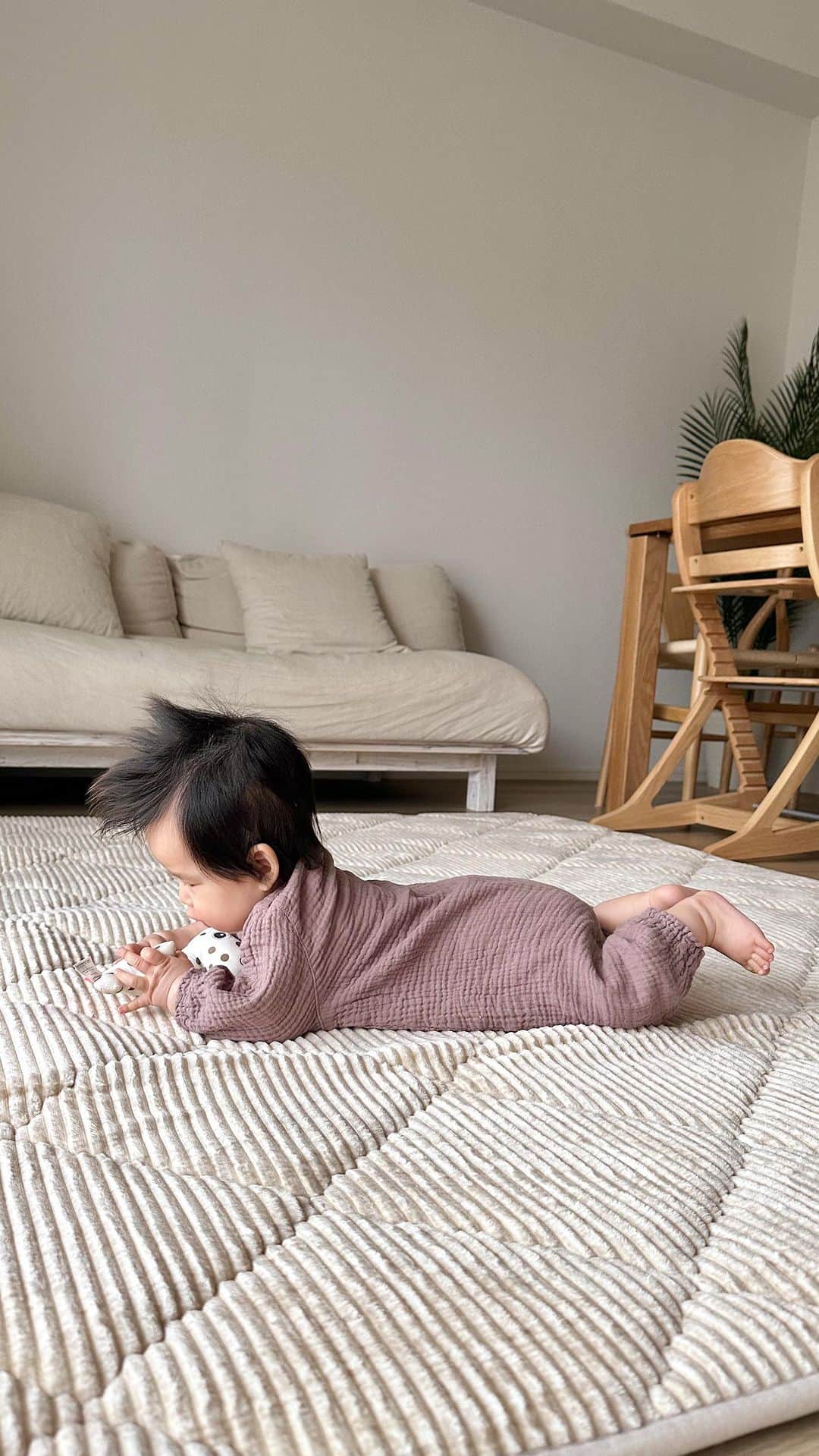 のインスタグラム：「そろそろお家も冬支度🏠  息子はベッドじゃ物足りないくらい 動きが活発になってきて寝返りもできるようになったので プレイマットがわりになる分厚めなラグが 欲しいなぁと思っていたのですが、 イメージにぴったりだった 極厚ボリュームラグ・グランドに🫶🏻 @ikehiko_official   コーデュロイ調の凹凸に ダイヤのキルティングデザイン🍂  おしゃれなヴィンテージカラーで8色展開だよ！  8万回の耐久試験にクリアしたという へたりにくい 極厚タイプのラグでサイズも5種類から選べるよ☺️  我が家はアイボリーの185×185cmに。  ふかっと柔らかくて気持ち良いから ゴロゴロしたりと子どもたちのお気に入りスポット👧🏻👶🏻  寝返り返りでごろんとしてもふかふかで安心🙏🏻  裏面は滑りにくい加工なので 娘が走り回ってもずれにくく優秀◎  床暖にも対応しているから これからの時期も大活躍しそう🫶🏻  #sponsored #ikehikolife #ヒコラー」