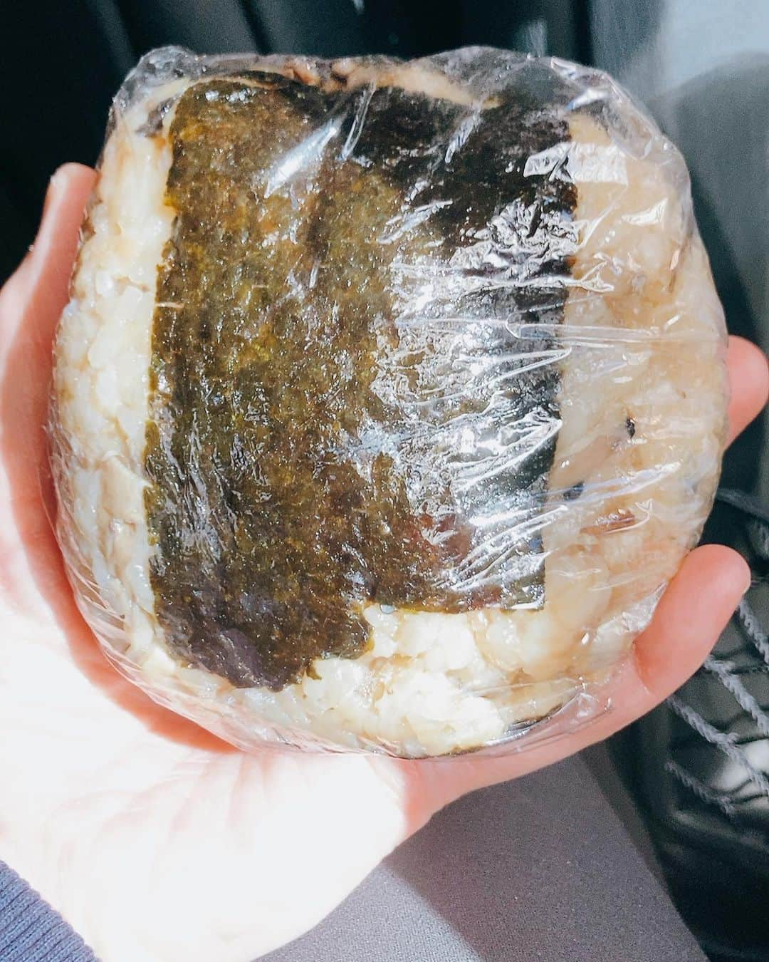 上地春奈さんのインスタグラム写真 - (上地春奈Instagram)「2023年10月27日 13:01  ☆女優の握り飯シリーズ☆  テーマ：ブログ  インスタのストーリーには上げてたんだけど、ブログには、上げてなかったから、女優の握り飯🍙載せておくね❤️  スパム握り飯🍙  ひじきの握り飯🍙真ん中に梅干し入り🫶  色んなきのこの炊き込み握り飯🍙真ん中に梅干し入り🫶  小魚のなんかのふりかけと、 中身明太子の握り飯🍙🫶  これは、のりたまのふりかけと 中身シャケフレークと梅干しの握り飯🍙♡  鶏そぼろの握り飯作って、冷ましてて、ふと見たら、  バラバラ🤣😂🤚 嘘でしょつって🤣😂🤚  無理ぐり、鬼強めに握り🤣😂🤚 はみ出しの鶏そぼろ握り飯🍙  朝日眩しい、最近激ハマりしてしっちー作ってる😂きのこ🍄の炊き込み梅干しいり握り飯🍚  いつも海苔が絶妙に足りない🤣😂🤚  握り飯ってなんで、こんなに美味しのかねぇ🍙😍💕  見た目じゃない🤣😂🤚 量と中身の具とふりかけが肝心😂🤣🤚←全部か😂🤣🤚  エンジョイ🏋️‍♀️‼️ 花金🏋️‍♀️‼️食欲の秋❤️  #上地春奈 #女優の握り飯🍙 #毎回何故かソフトボールサイズになっちゃう♡ はずかぴー❤️ #食欲の秋という事で🫶#カロリー０🫶 #サンドウィッチマン　さんありがとう🫶」10月27日 13時05分 - uechi_haruna