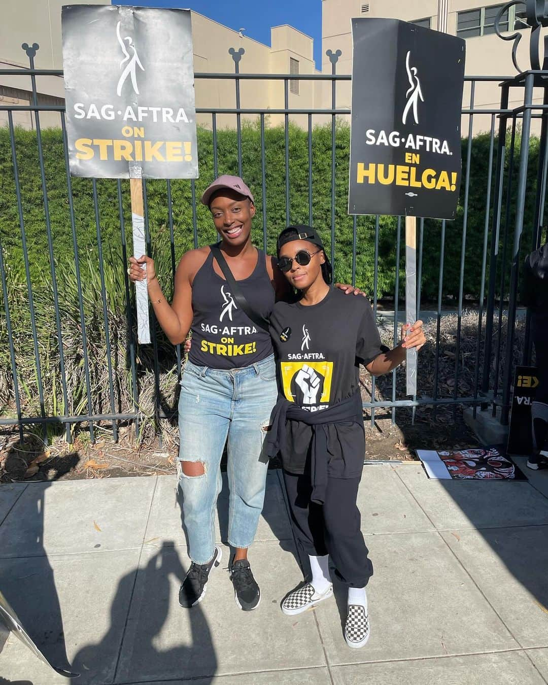 ジャネル・モネイのインスタグラム：「Striking for the ones I am honored to fight for. #sagaftrastrong @chescaleigh @twopointoh」