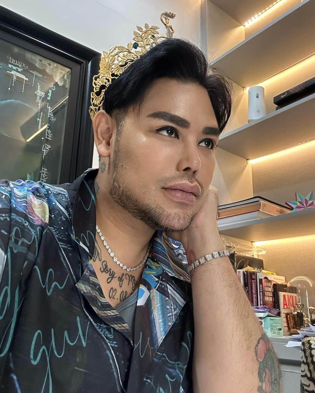 のインスタグラム：「Hari  pertama  berkerja  dengan  mahkota 👑👑👑 #workworkworkworkwork」