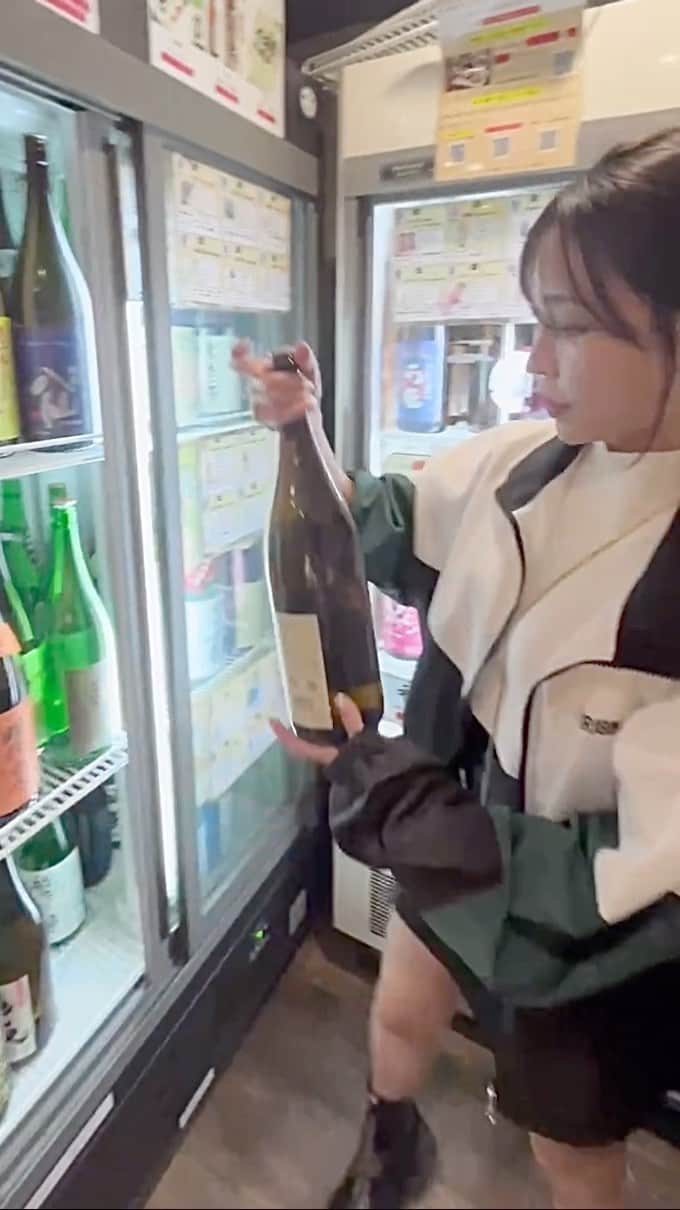 児玉アメリア彩のインスタグラム：「【楽しい夜でした】  Enjoying free-flowing sake 🍶  自分でサーブするスタイルも気楽でよき。」