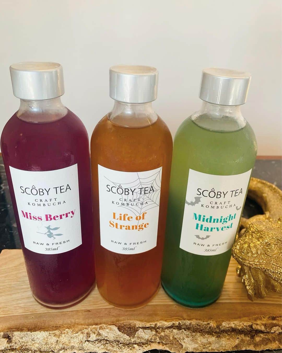 陸守絵麻のインスタグラム：「SCOBY TEAのハロウィン限定商品です🎁  - Midnight Harvest -  煎茶をベースにした生コンブチャにゆずを発酵させています。 ブルーの深い色は35億年前から存在し続ける地球最古の生物と言われる藻ブルーグリーンアルジー（AFA）を使い色づいています。 AFAは65種類以上の栄養素を含んでおり、1日に必要なビタミン、アミノ酸、ミネラルなどもバランスよく摂ることができます。 体や脳の疲労を感じる方、デトックスにもおすすめしています。  - Life of Strange -  和紅茶をベースにレモンを発酵させています。 乾いた体や髪に浸透するようなキリッとした味わいです。 これから寒くなるので風邪予防になるビタミン補給としておすすめしています。  - Miss Berry -  苺とブルーベリーを発酵させています。 凝縮された果実味を楽しめます。 色付けは植物成分*バタフライピー*を使用することで、キレイをサポートするポリフェノールの1つアントシアニンで、美容と健康維持に期待できると言われています。  ハロウィン限定商品ギフトやホームパーティーなどにいかがですか🎁  @scobycha_tea  #ハロウィン #コンブチャ  #ハロウィンギフト #プレゼント  #ハロウィンパーティー  #scobytea #kombucha  #handmade #organic #natural」